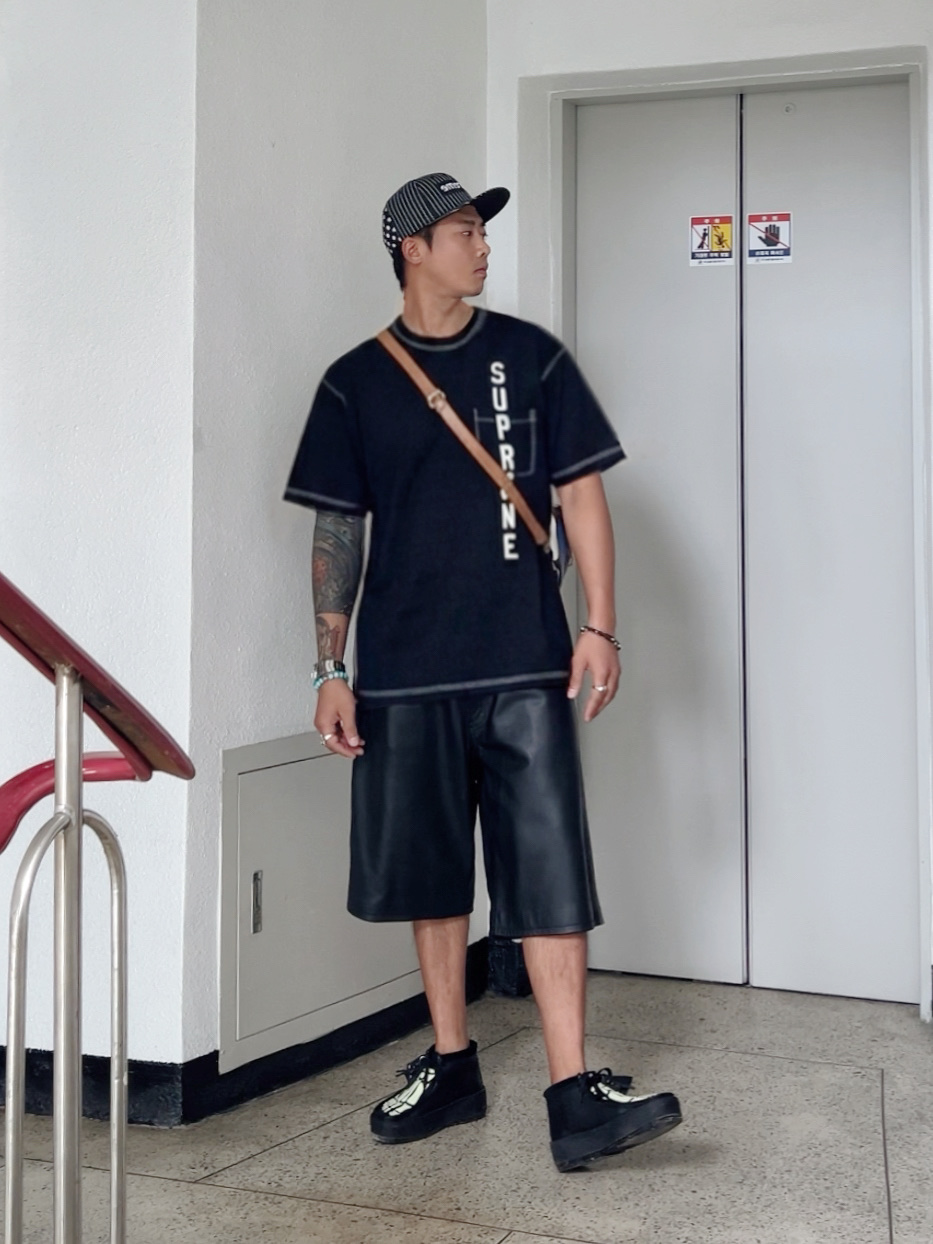 Supreme Contrast Stitch Pocket T-Shirt Black - 20SS, Supreme Baggy Leather Shorts Black - 25SS 착용 스타일
