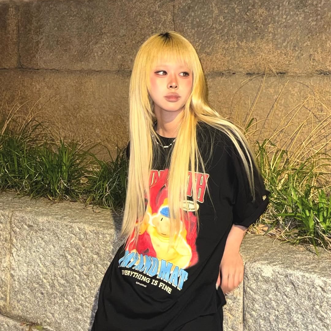 MAINBOOTH [Pat&Mat] Burning T-shirt Black 착용 스타일 - 4