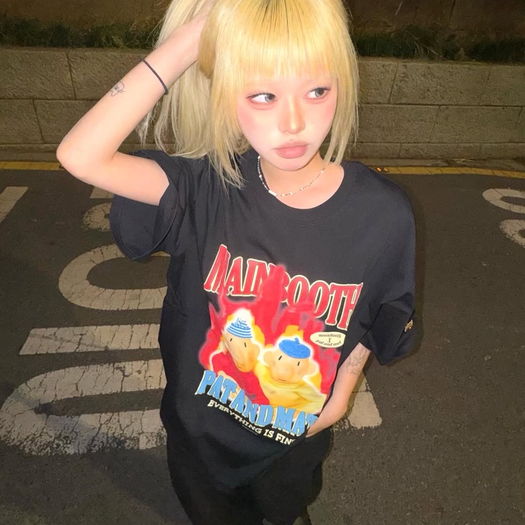MAINBOOTH [Pat&Mat] Burning T-shirt Black 착용 스타일 - 3