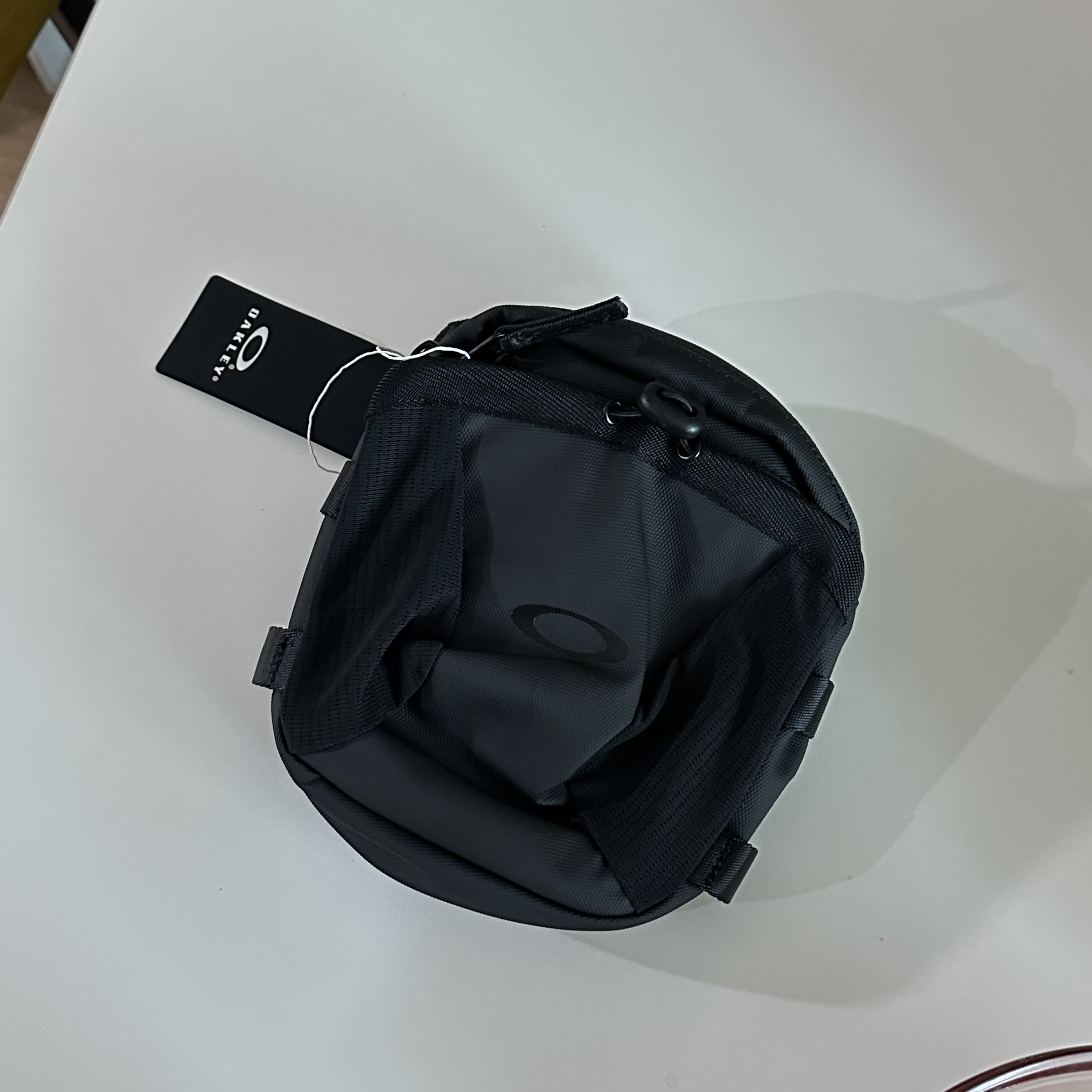 Oakley Rover Crossbody Bag Black 착용 스타일