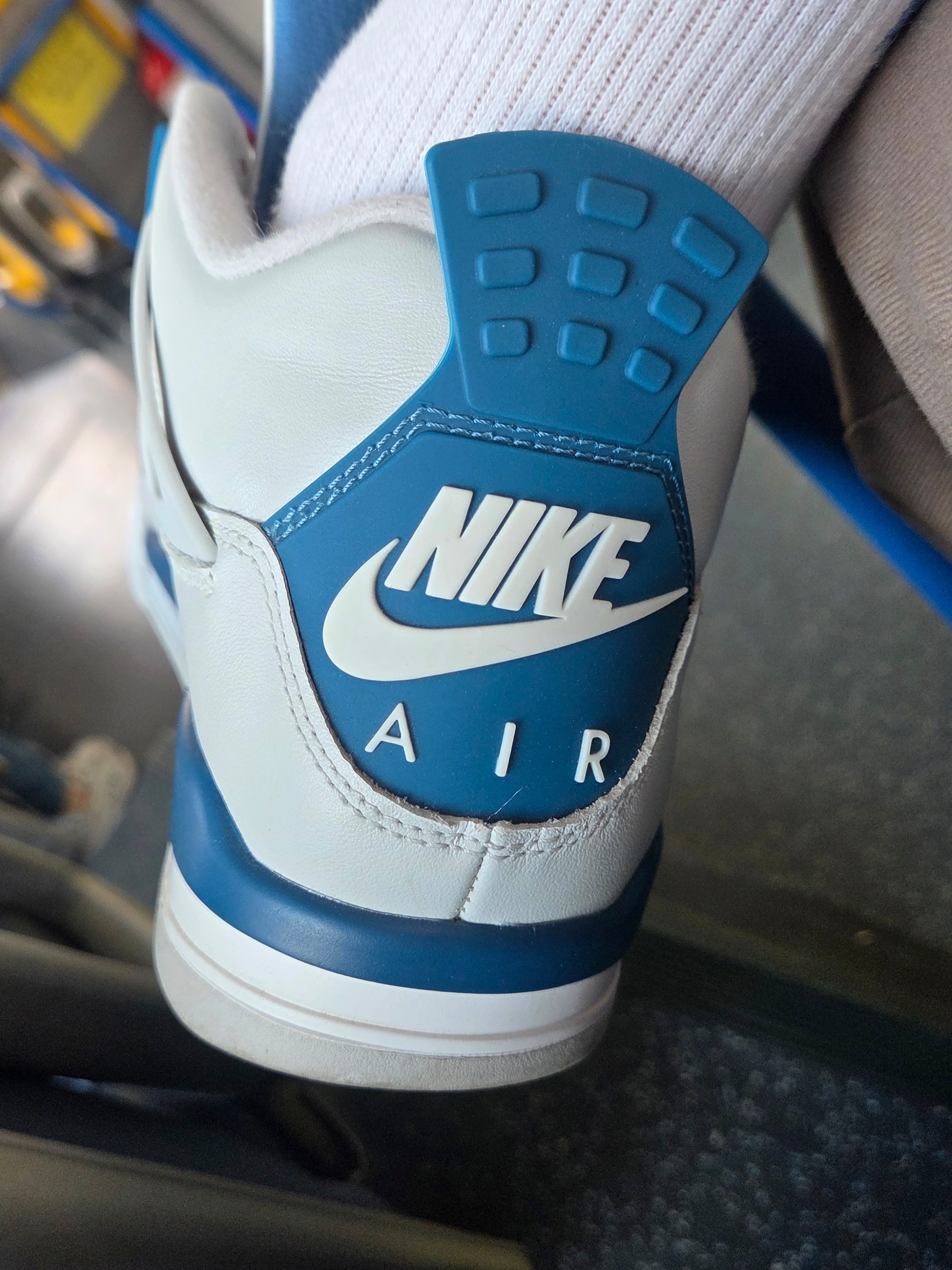 Jordan 4 Retro Industrial Blue 착용 스타일 - 2