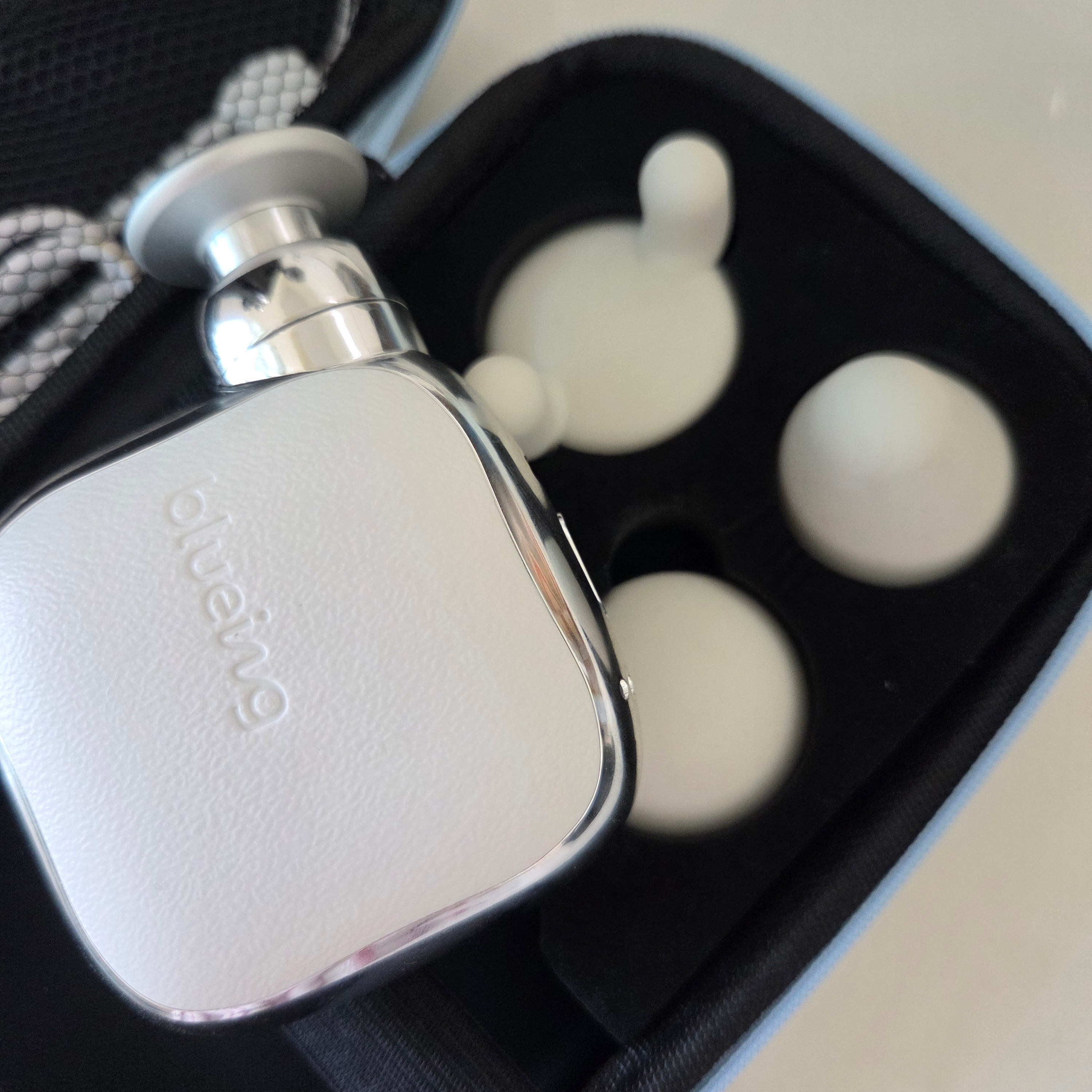 LAPITTA BLUEING POCKET BEAT MASSAGE GUN 착용 스타일