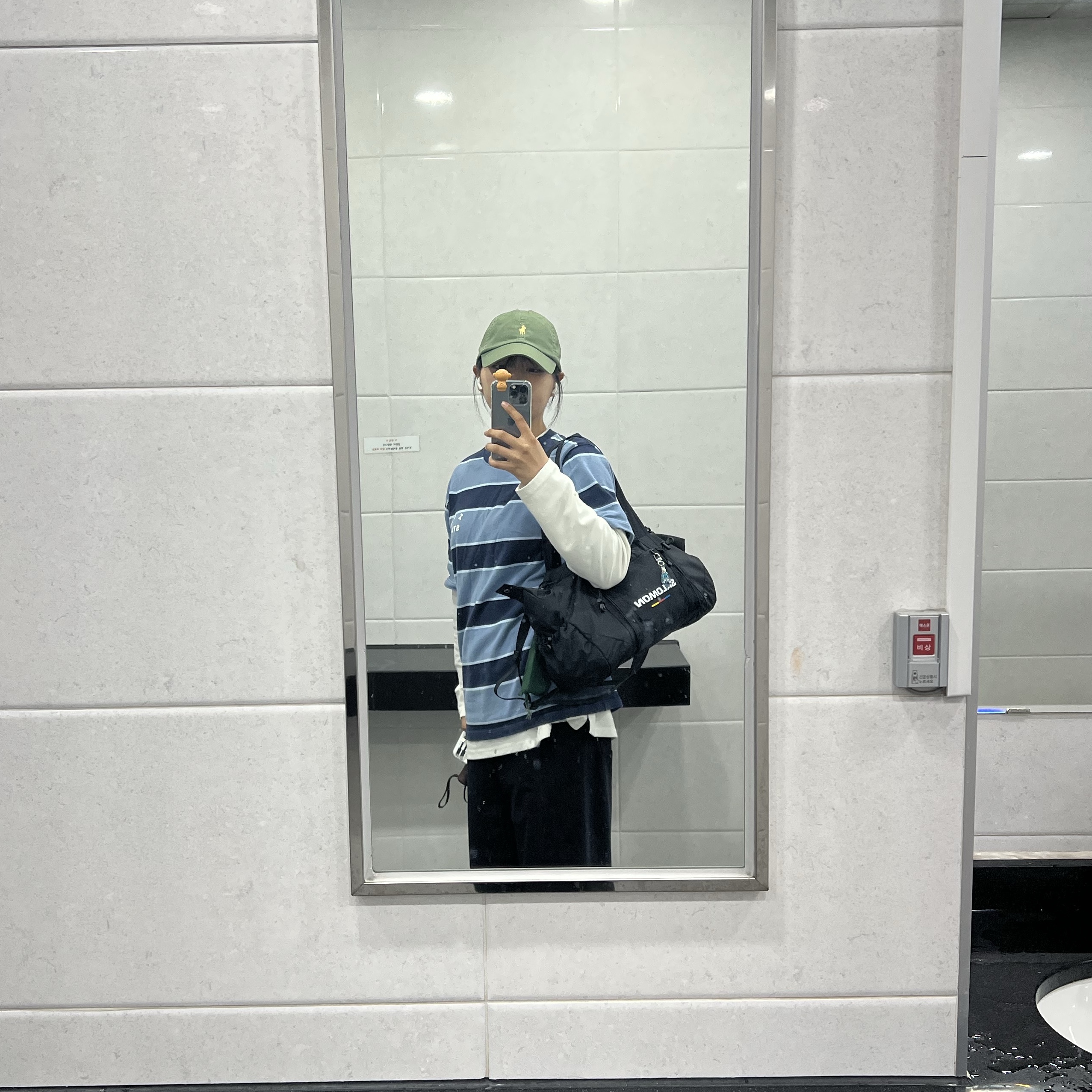IAB Studio Striped T-Shirt Blue White, Salomon Posh Tote Bag Black 착용 스타일