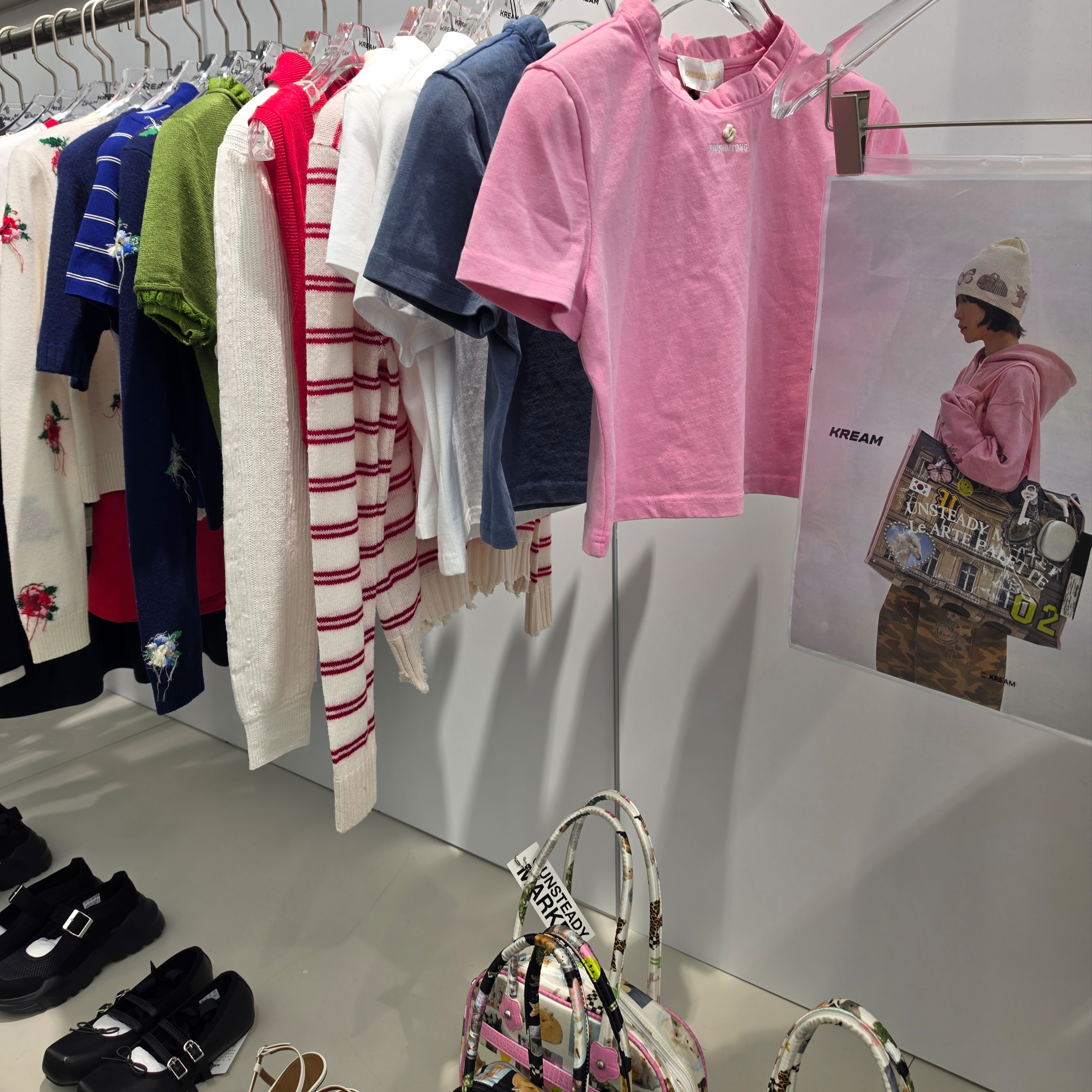 UnsteadyMarket Collage Tote Bag Pink, Shushu/Tong Women Wave Lace Collar T-Shirt Pink - 26SS 착용 스타일