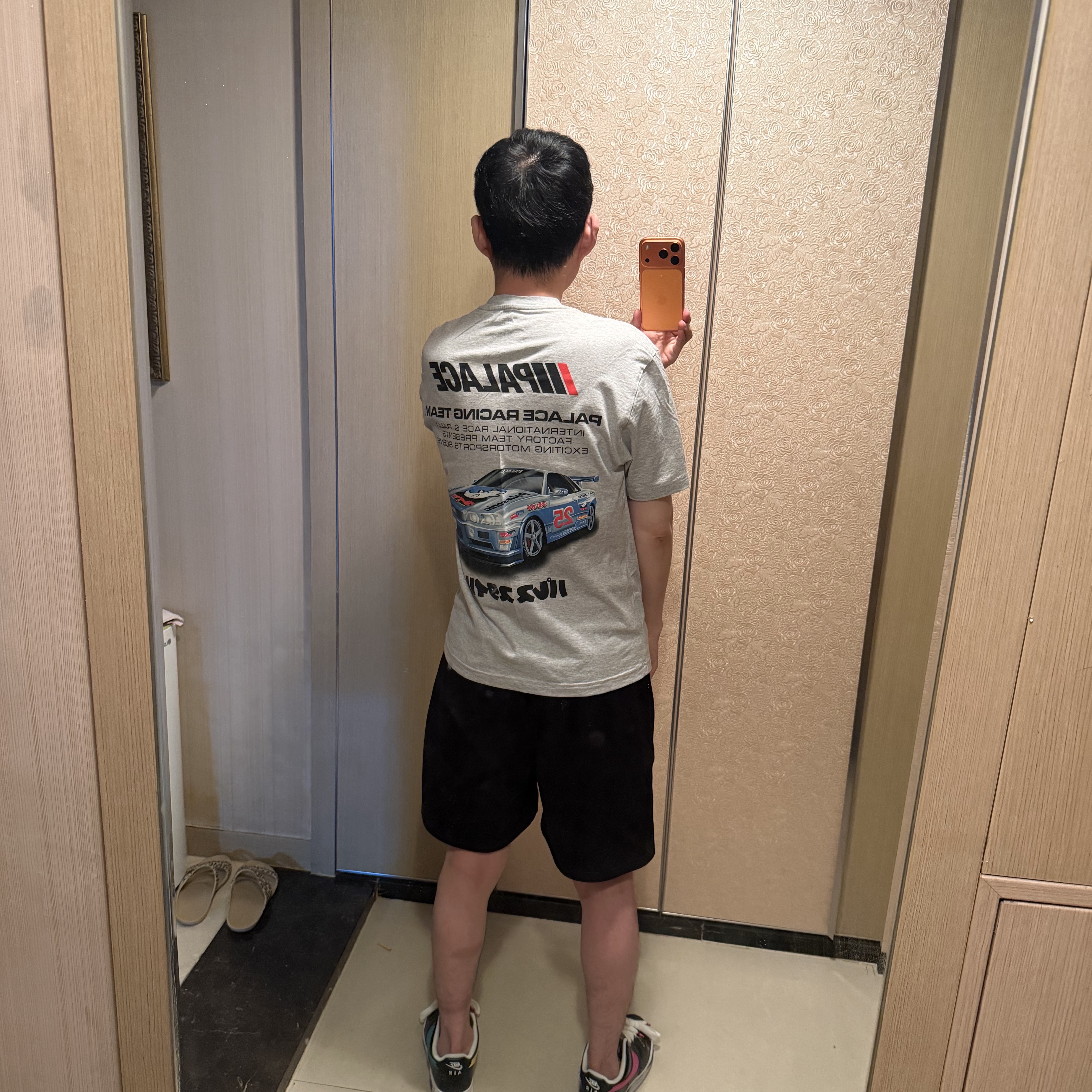 Palace Racey T-Shirt Grey Marl - 25SS 착용 스타일 - 2