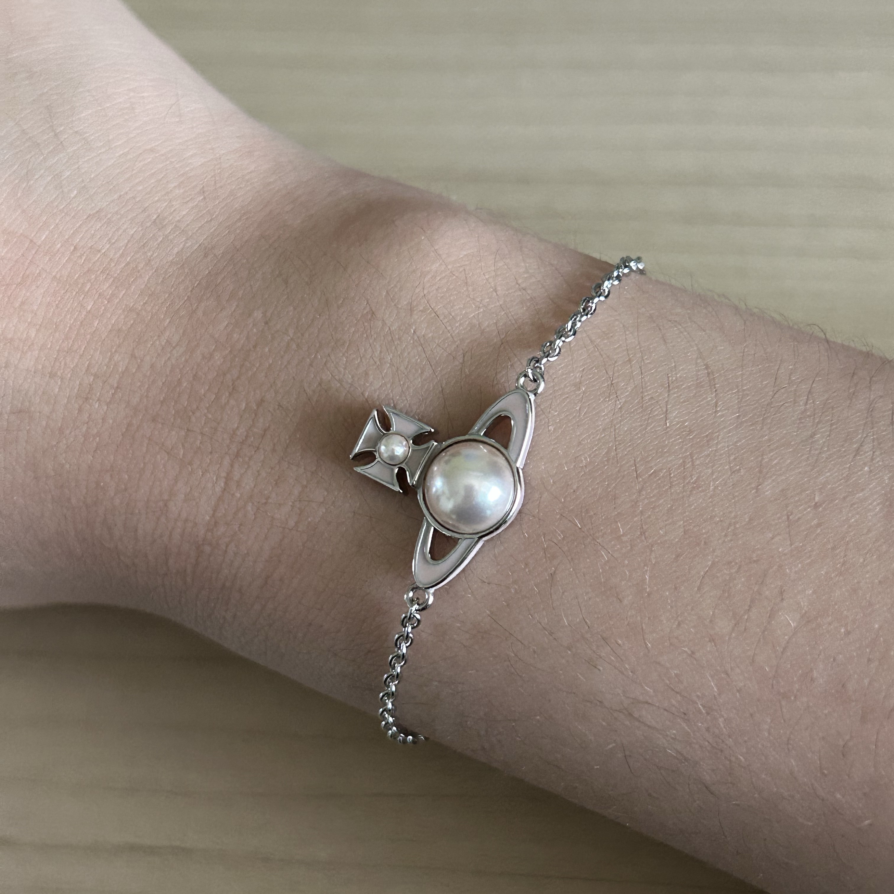 (W) Vivienne Westwood Tillya Bracelet Platinum Peach Pearl 착용 스타일 - 2