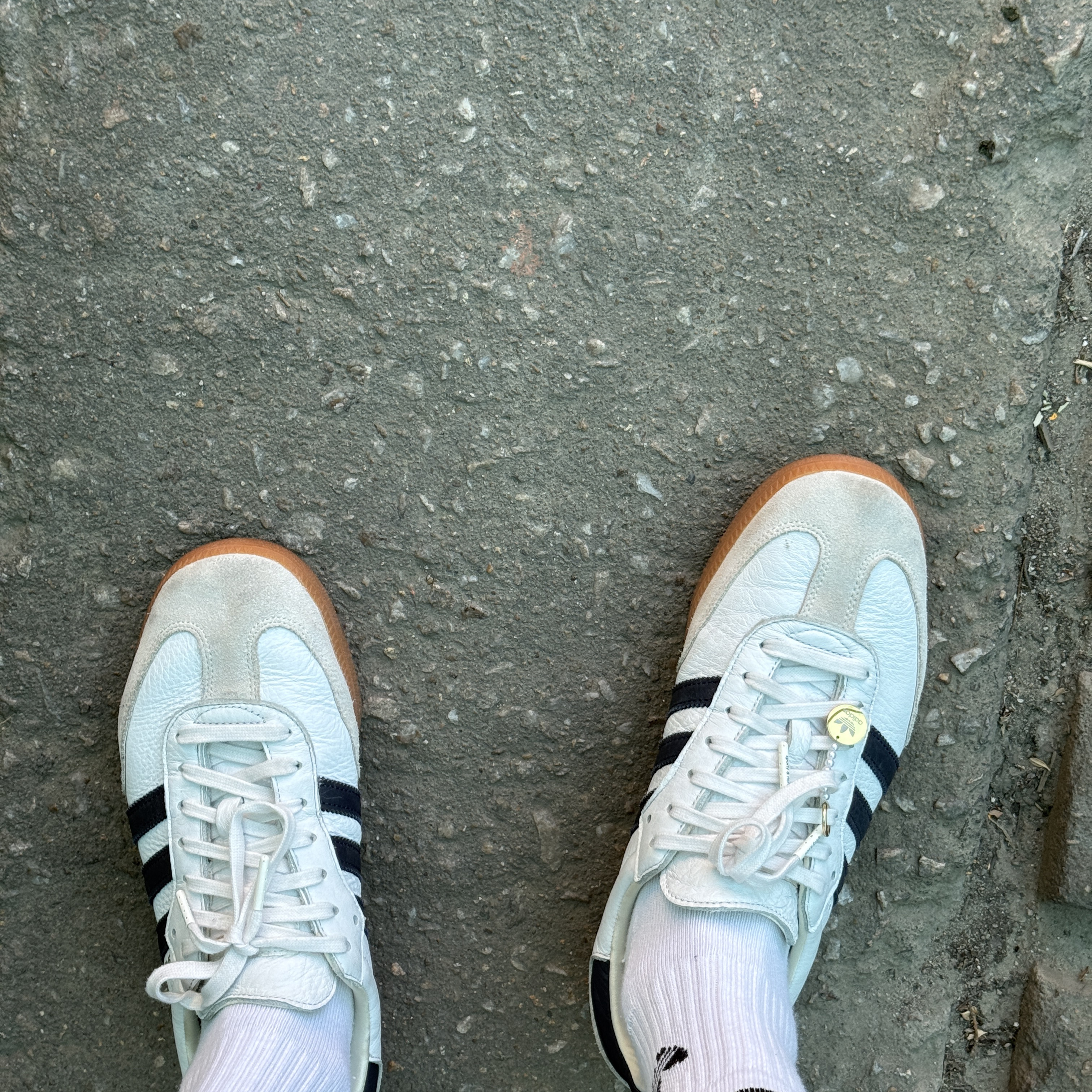 Adidas x Sporty & Rich Samba Cloud White Legend Ink, Sporty & Rich Run Club Crewneck Heather Gray Navy 착용 스타일 - 3