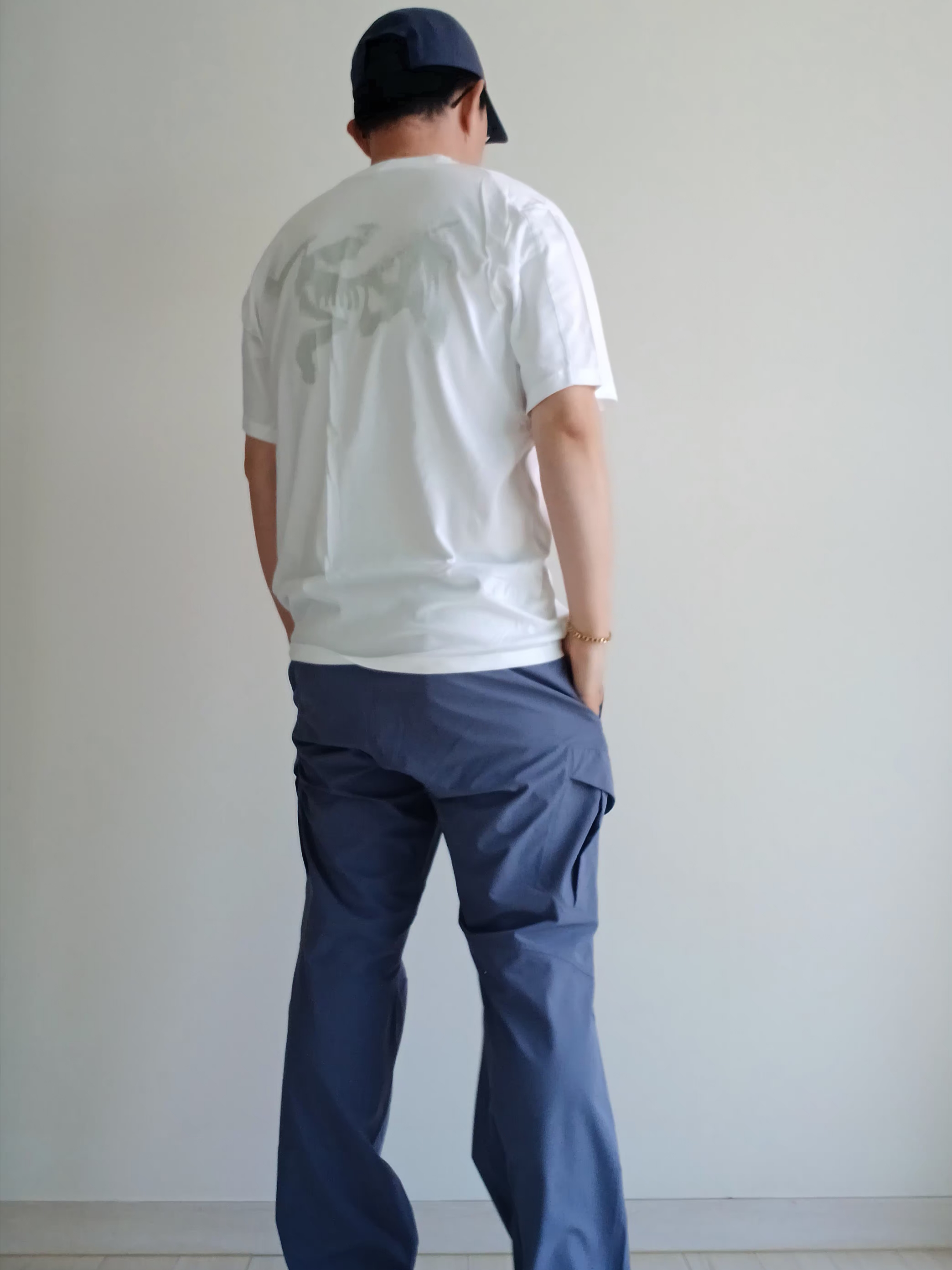 Arc'teryx Bird Word Cap Dk Stratus Habitat, Arc'teryx Kragg SL Cotton Blurred Bird SS T-Shirt White Light Atmos 착용 스타일 - 4