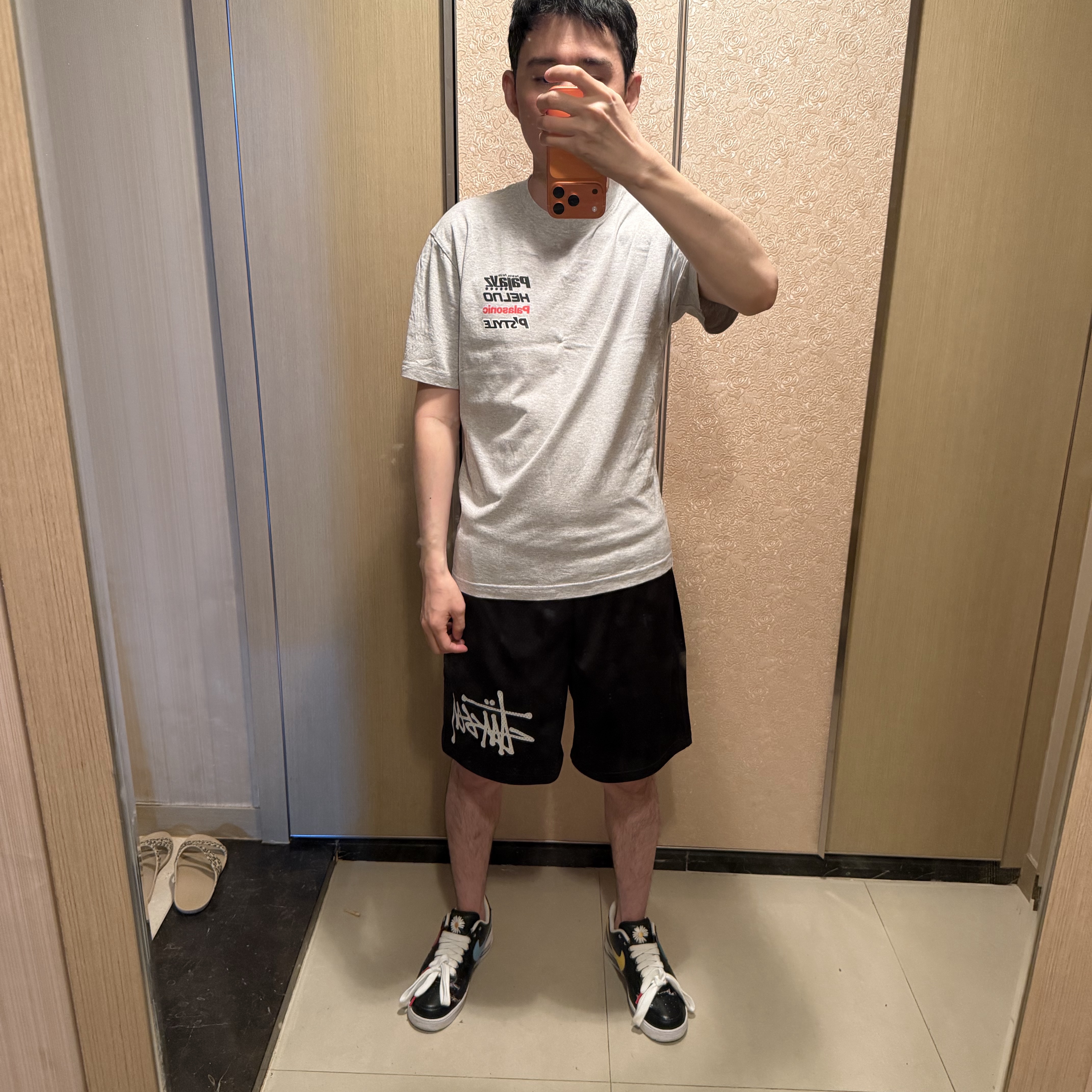 Palace Racey T-Shirt Grey Marl - 25SS 착용 스타일 - 1