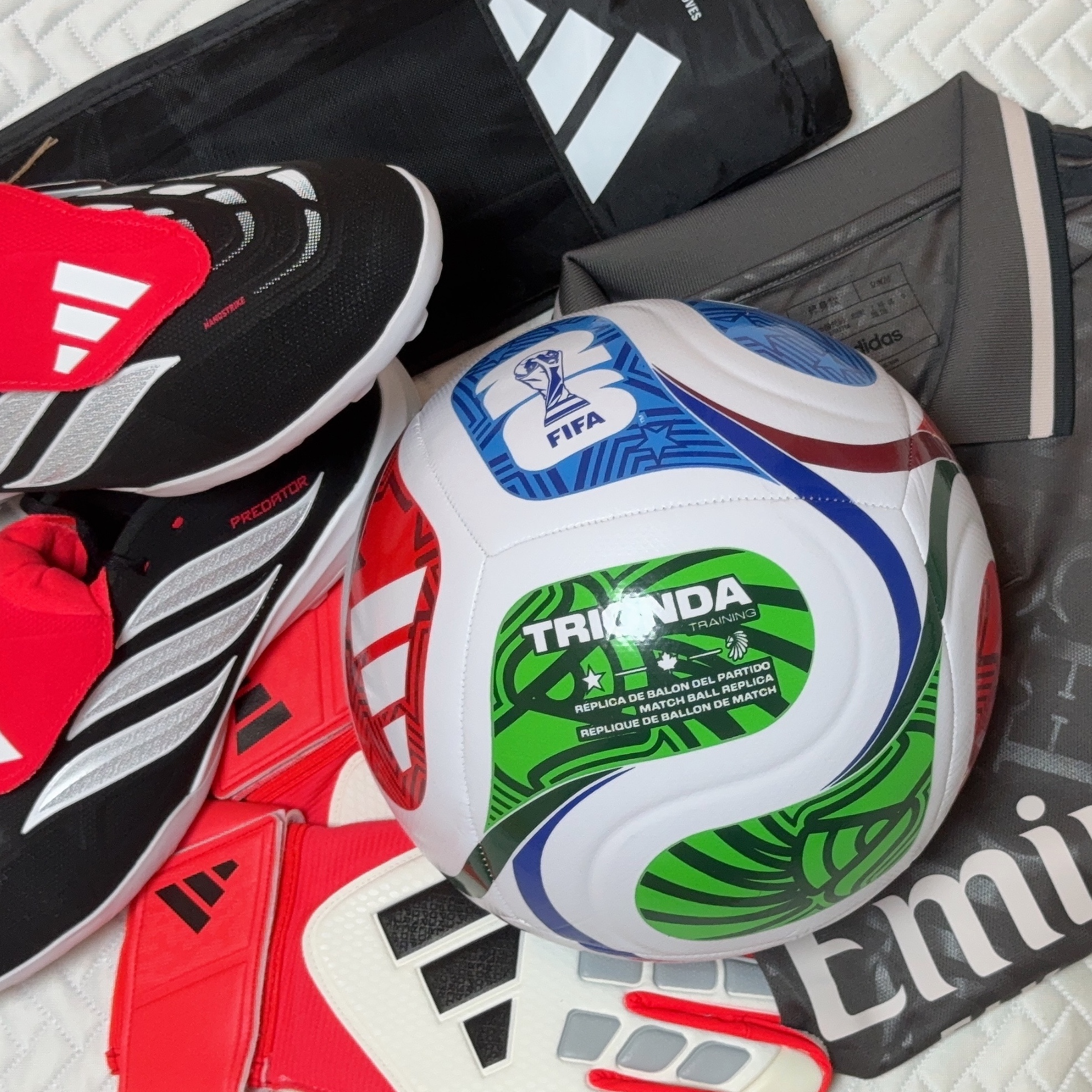 Adidas Real Madrid 2024/25 3rd Jersey Charcoal - KR Sizing (Non Marking Ver.), Adidas Predator Goalkeeper Gloves Match White Lucid Red 착용 스타일 - 1