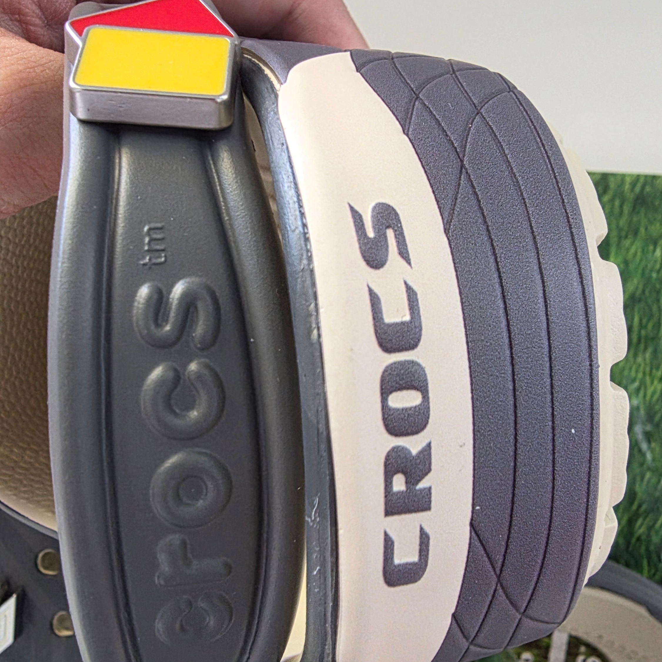 Crocs x Umbro Classic Clog Bone Slate Grey 착용 스타일 - 2