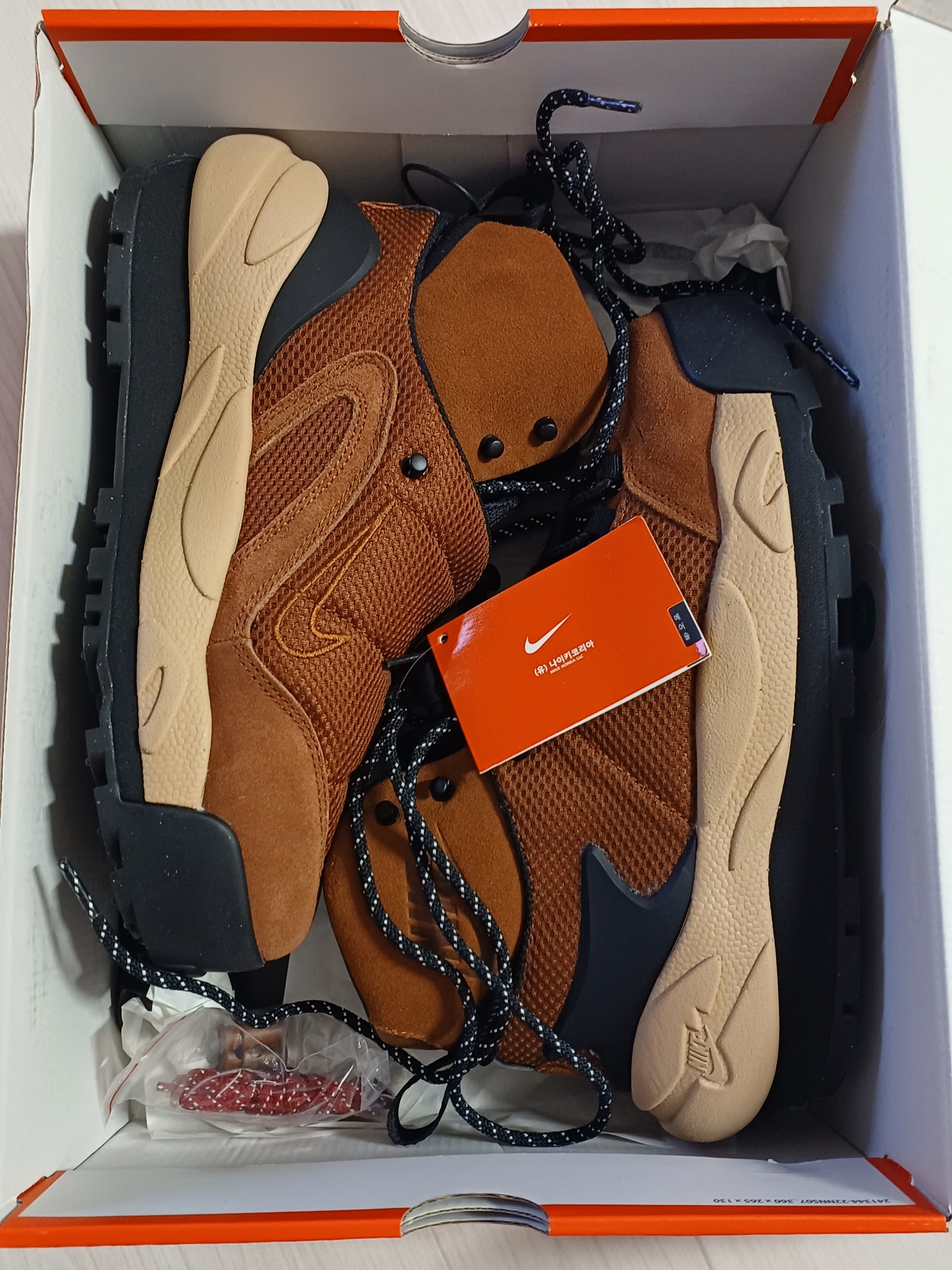 Nike x Sacai Magmascape SP Pecan 착용 스타일