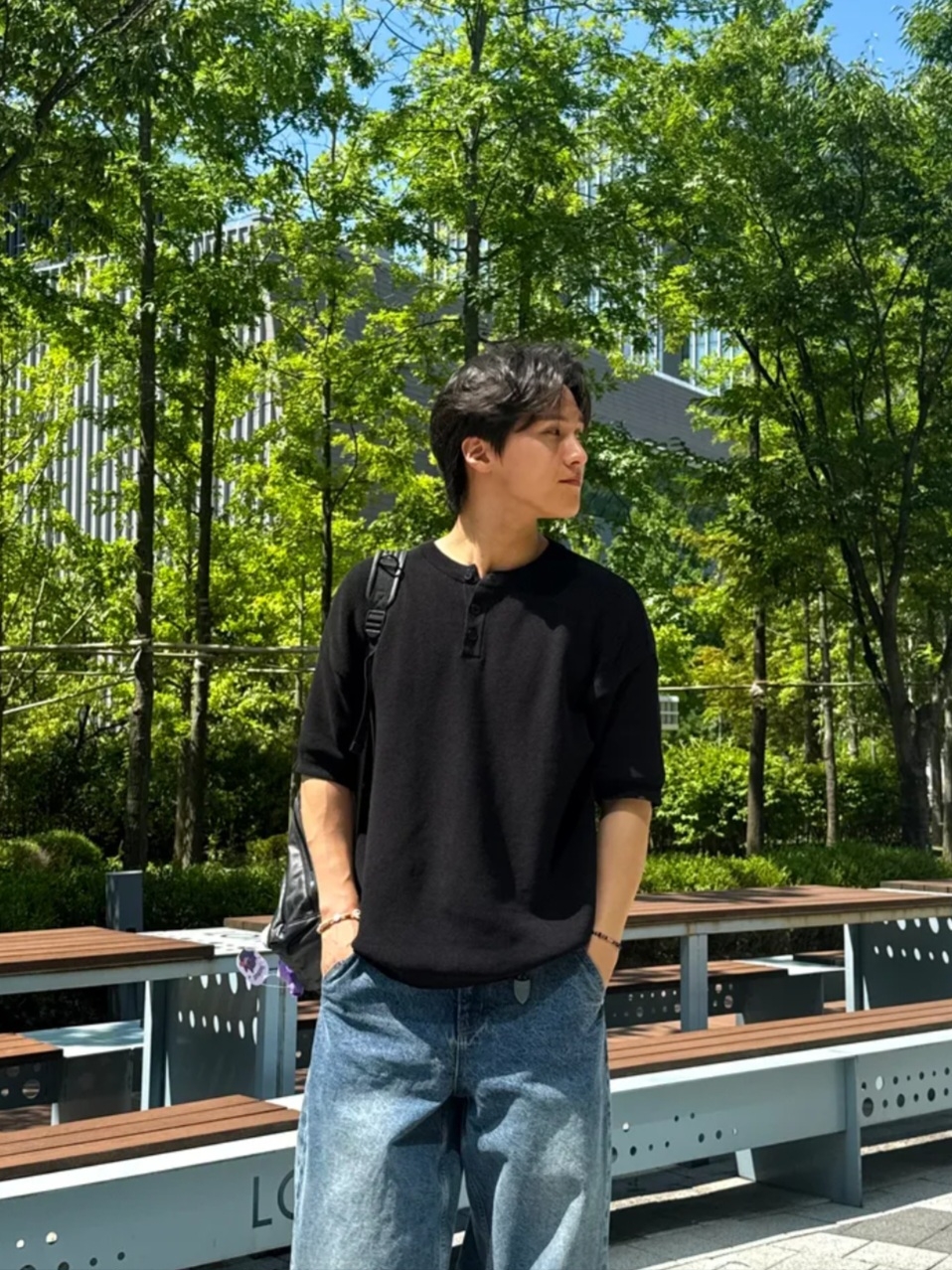Knitted Coolever Henley Neck Half Sleeve Knit Black 착용 스타일 - 4