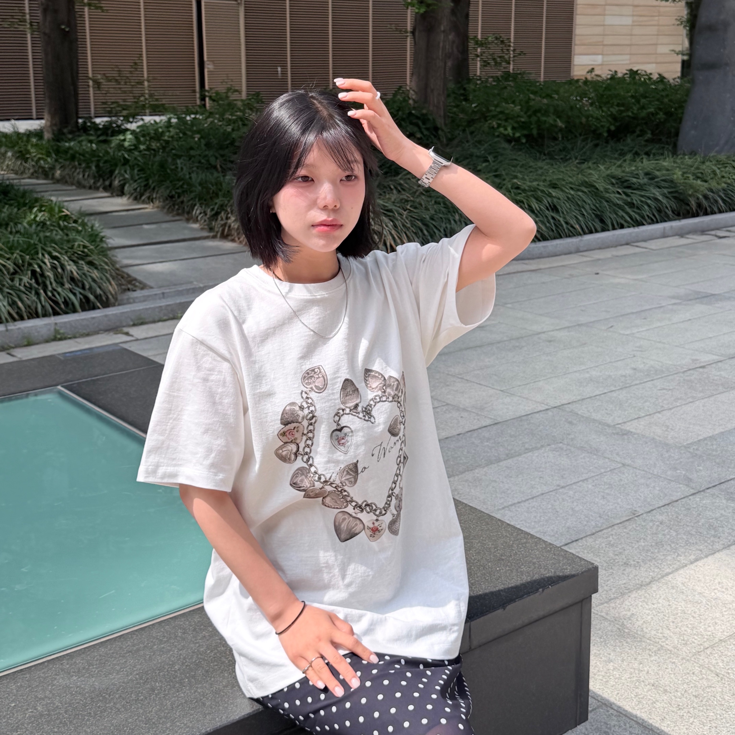MILLO WOMEN Vintage Pendant T-Shirts Ivory 착용 스타일 - 1