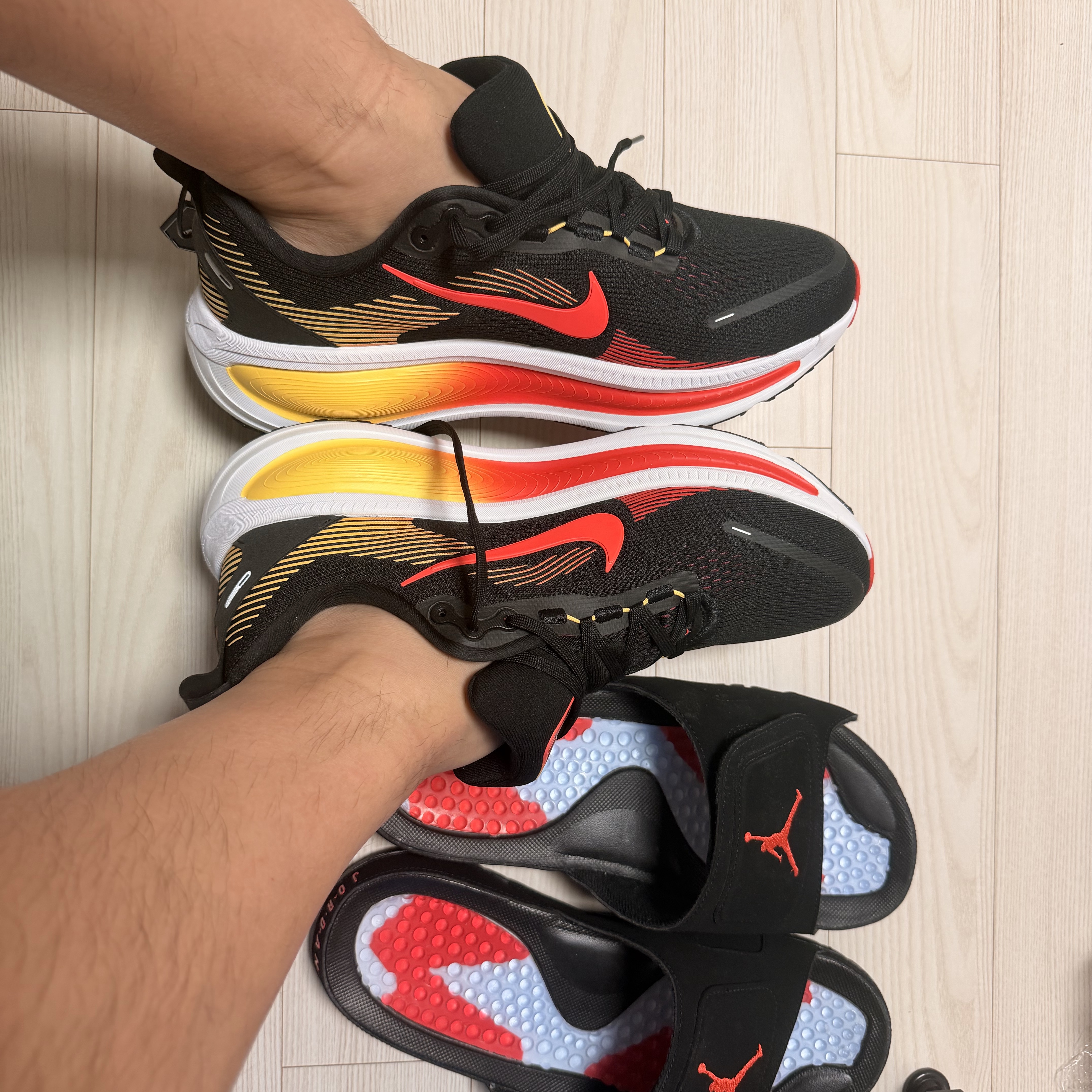 Nike Vomero 18 Black Light Crimson 착용 스타일