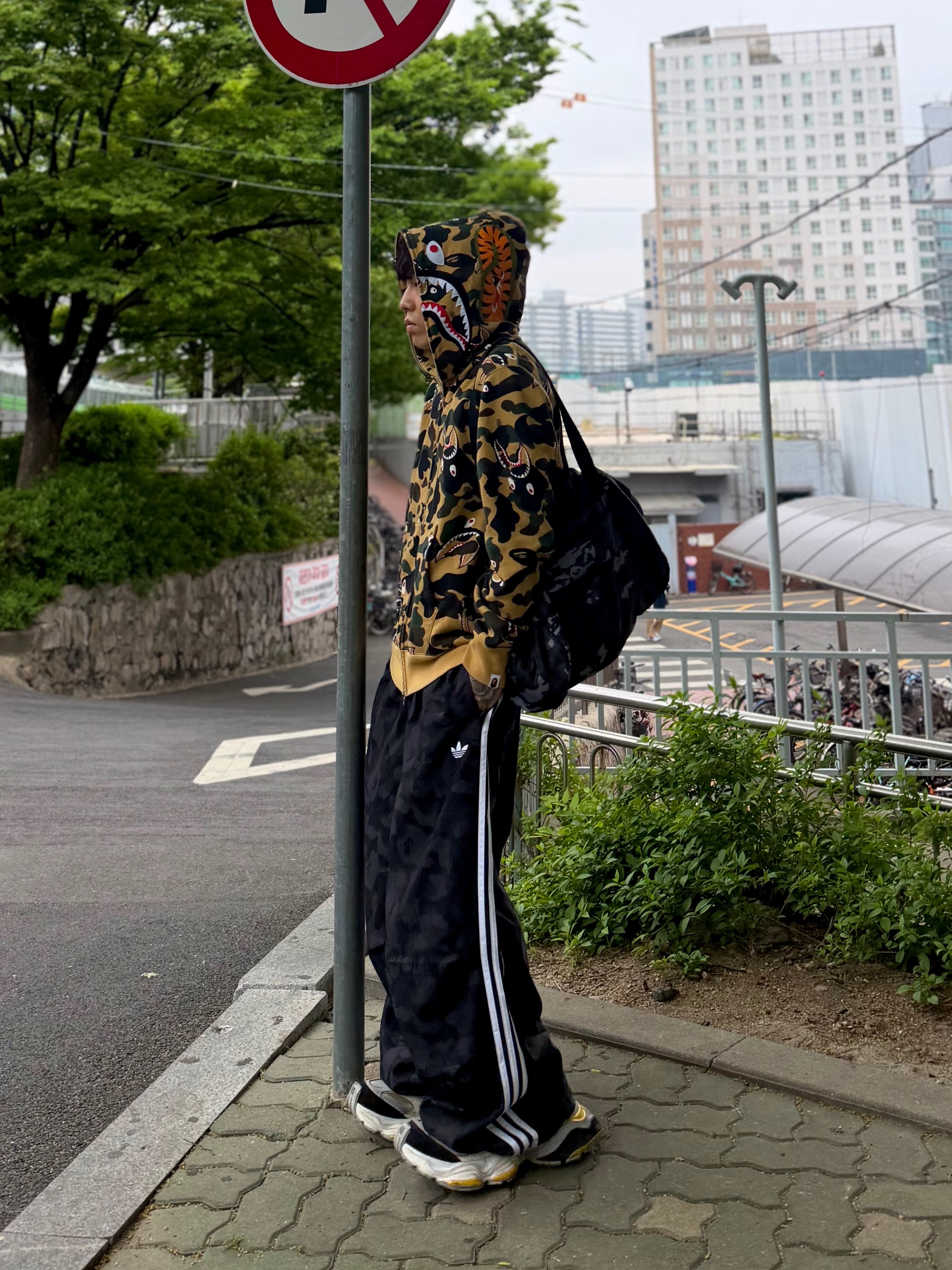 Adidas x BAPE Jacquard Pants Black - KR Sizing, Balenciaga Cargo Sneakers White Grey Orange Blue 착용 스타일 - 1