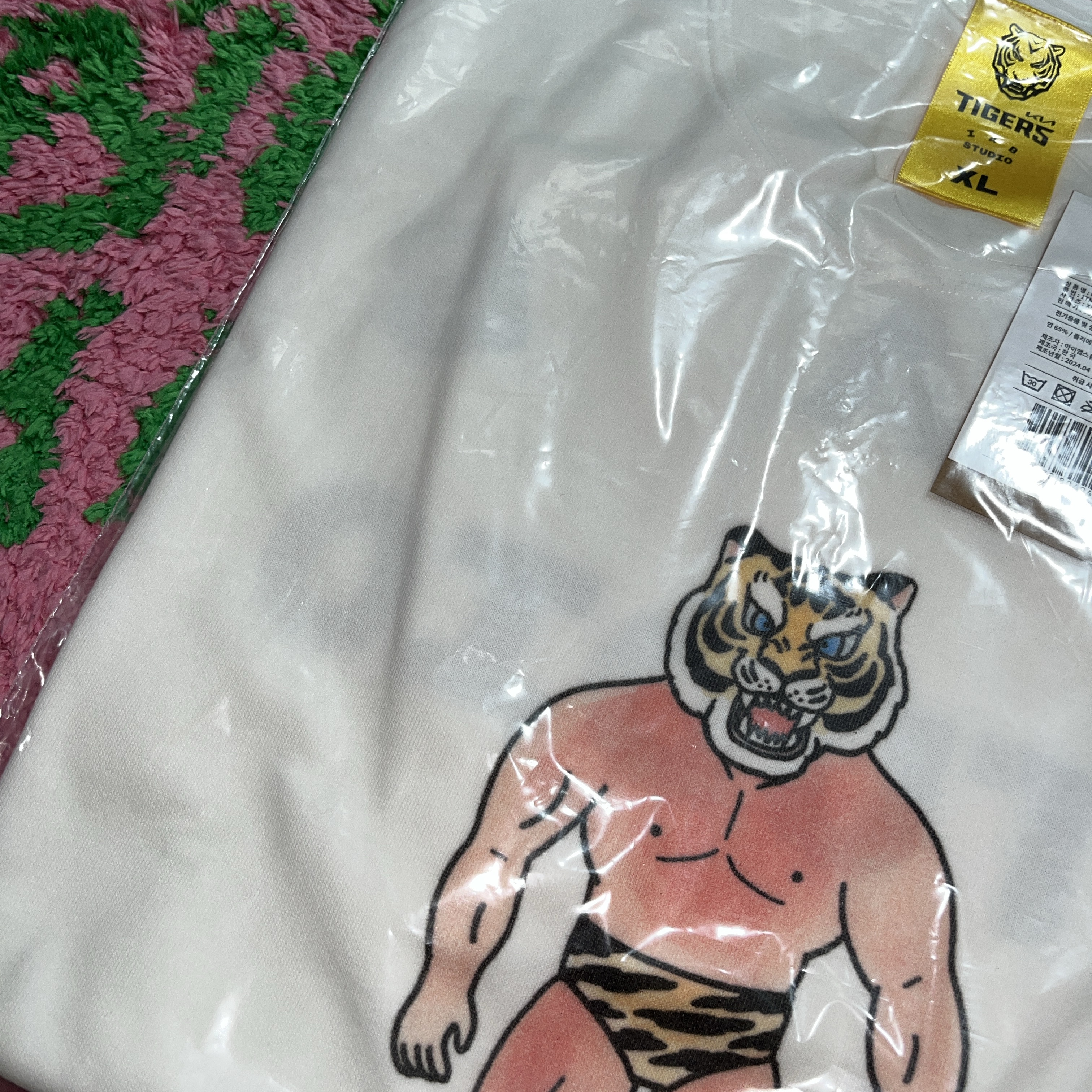 Kia Tigers x IAB Studio Tiger Mask T-Shirt White 착용 스타일