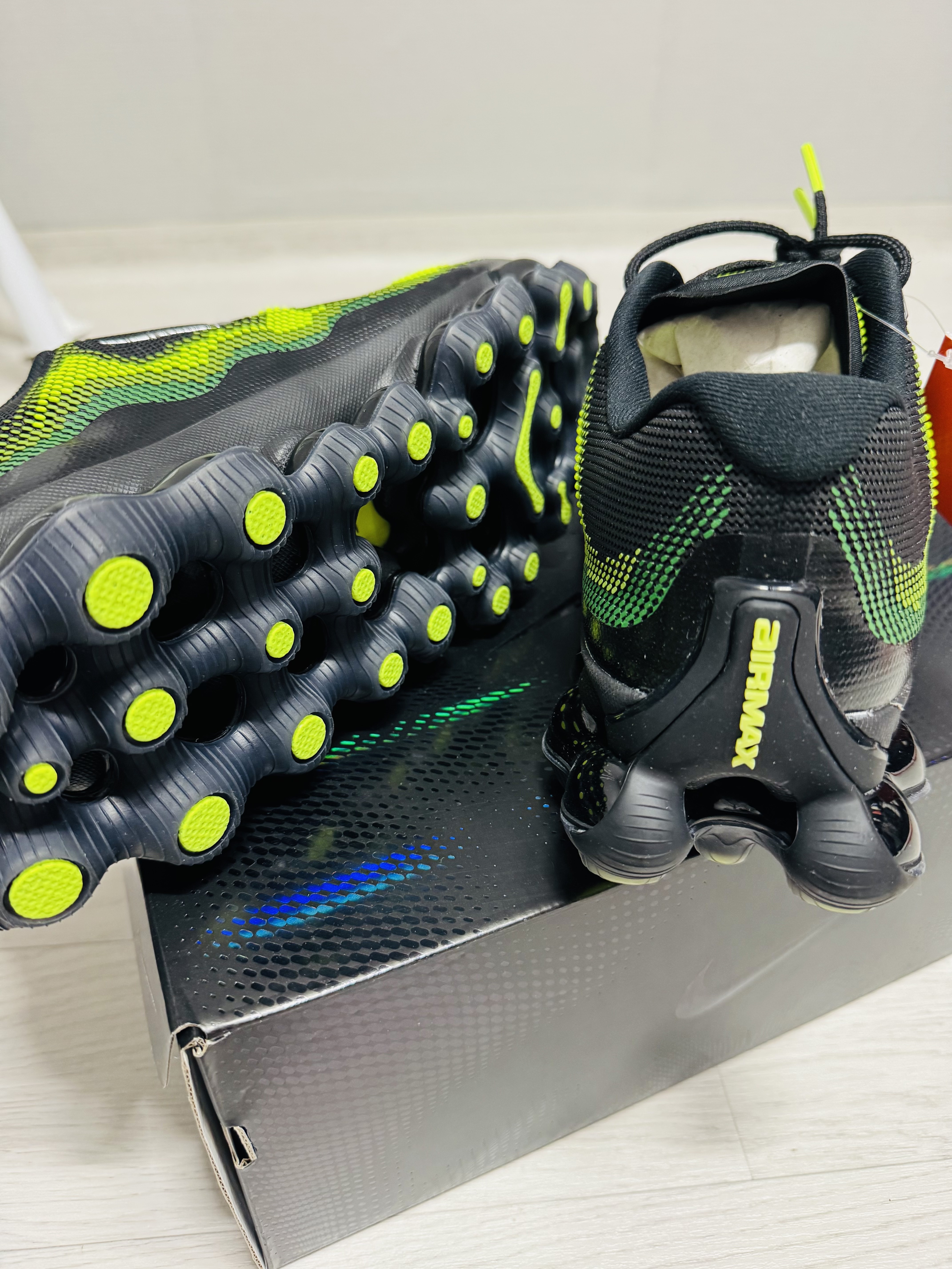 Nike Air Liquid Max Radiant Green and Green Apple 착용 스타일 - 6