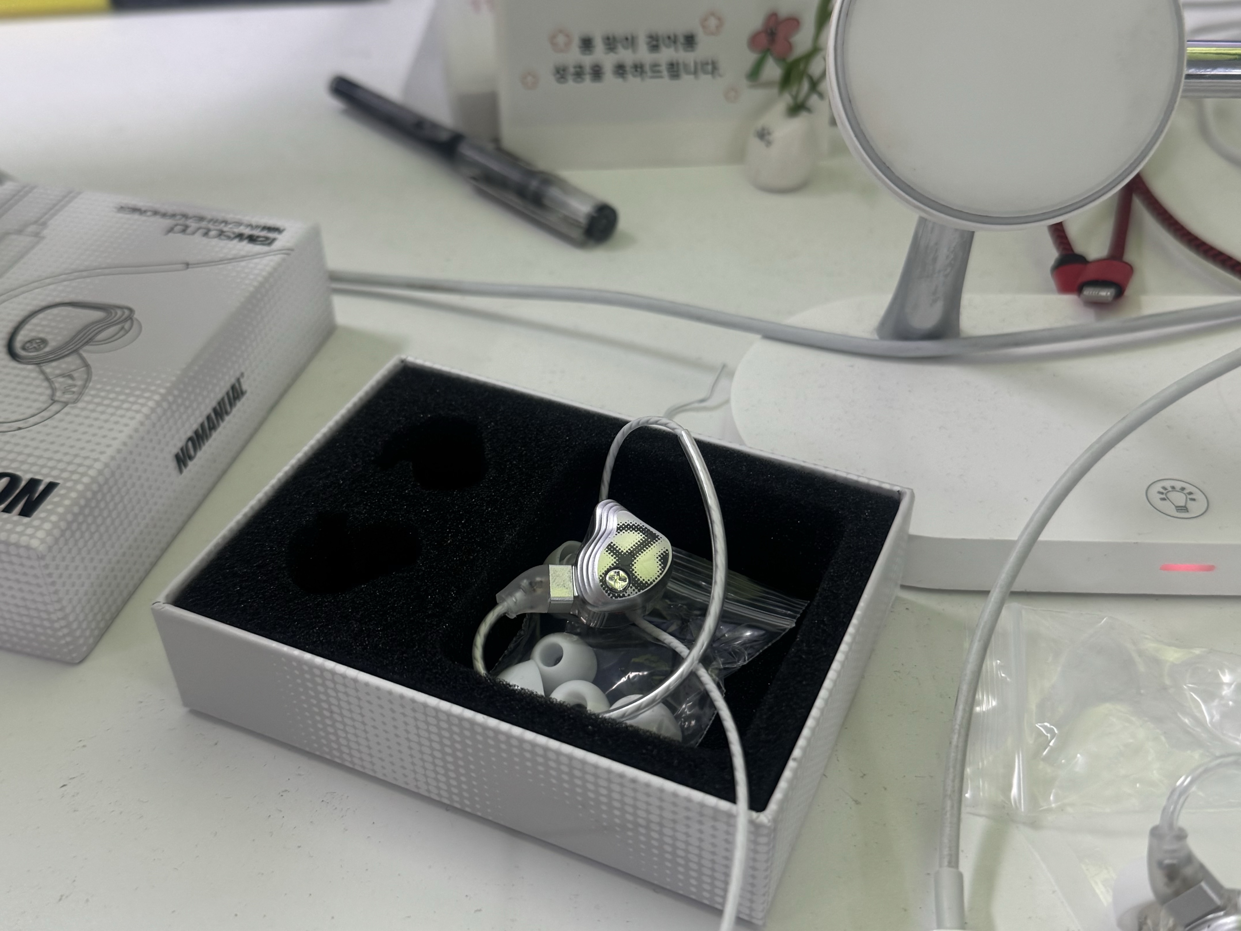[예약배송 7/22] NOMANUAL In-Ear Headphones 착용 스타일