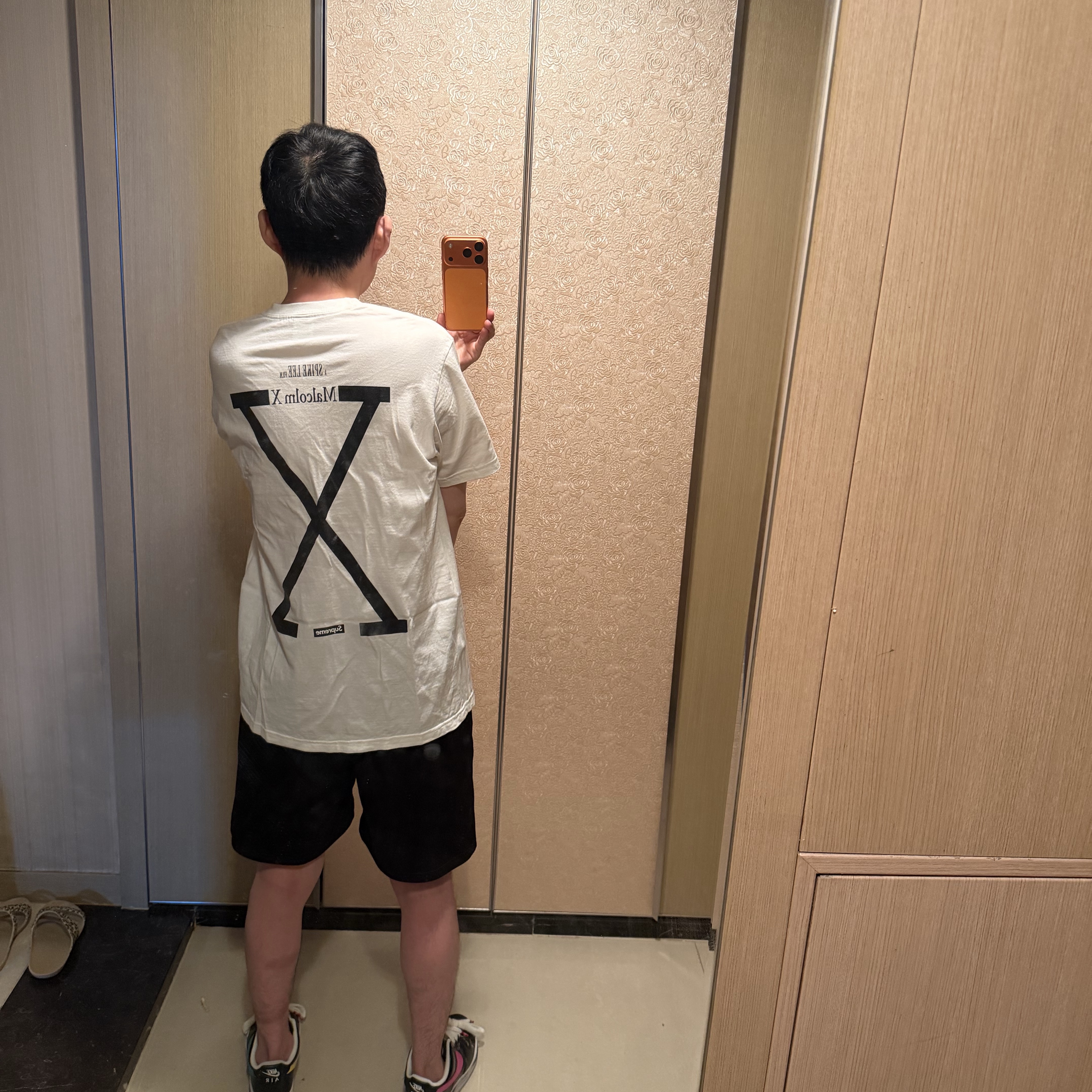Supreme x 40 Acres Malcolm X T-Shirt White - 25SS 착용 스타일 - 2