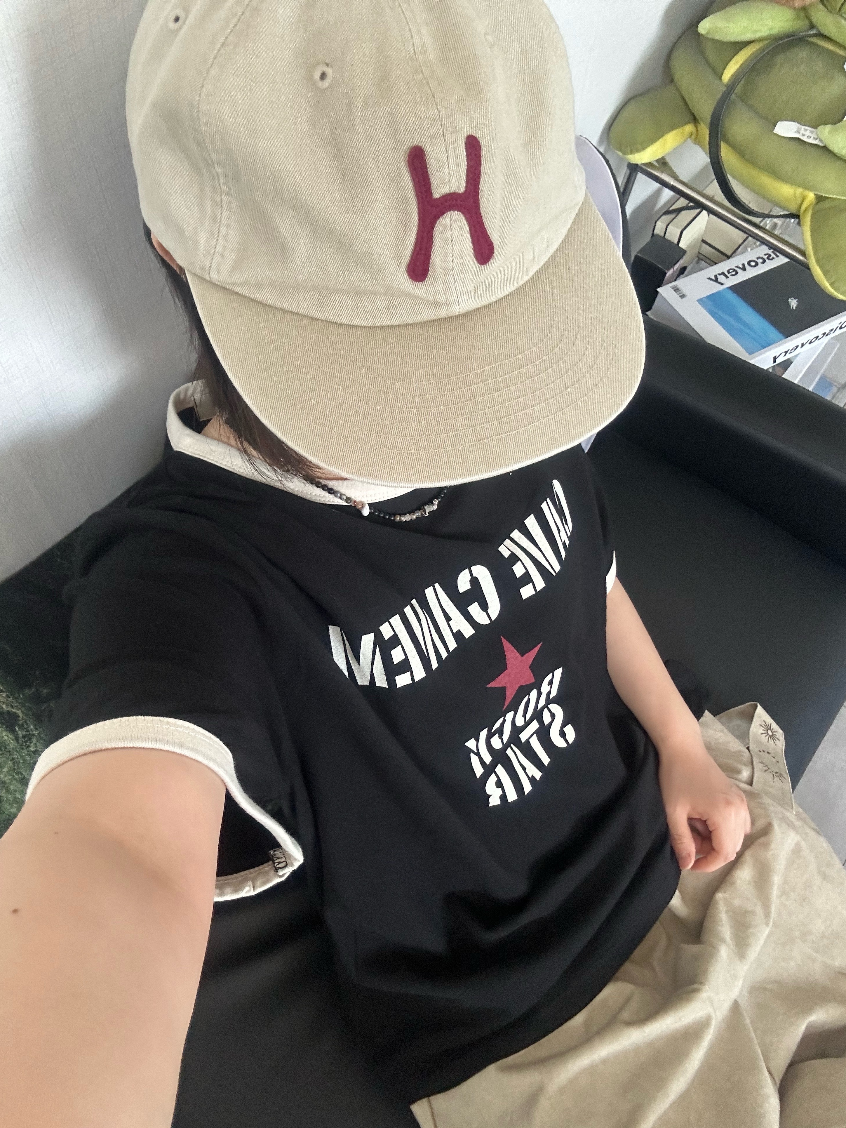 Hello Sunrise H Logo Cotton Relaxed Fit 6Panel Cap Beige 착용 스타일 - 2