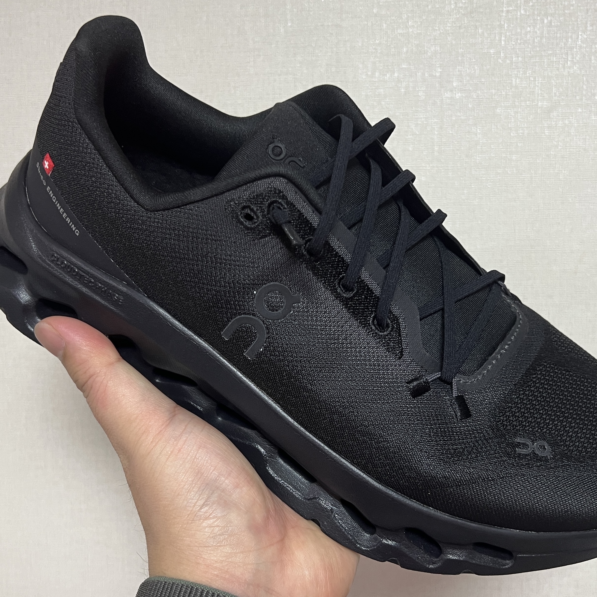 On Running Cloudtilt Eclipse Black 착용 스타일