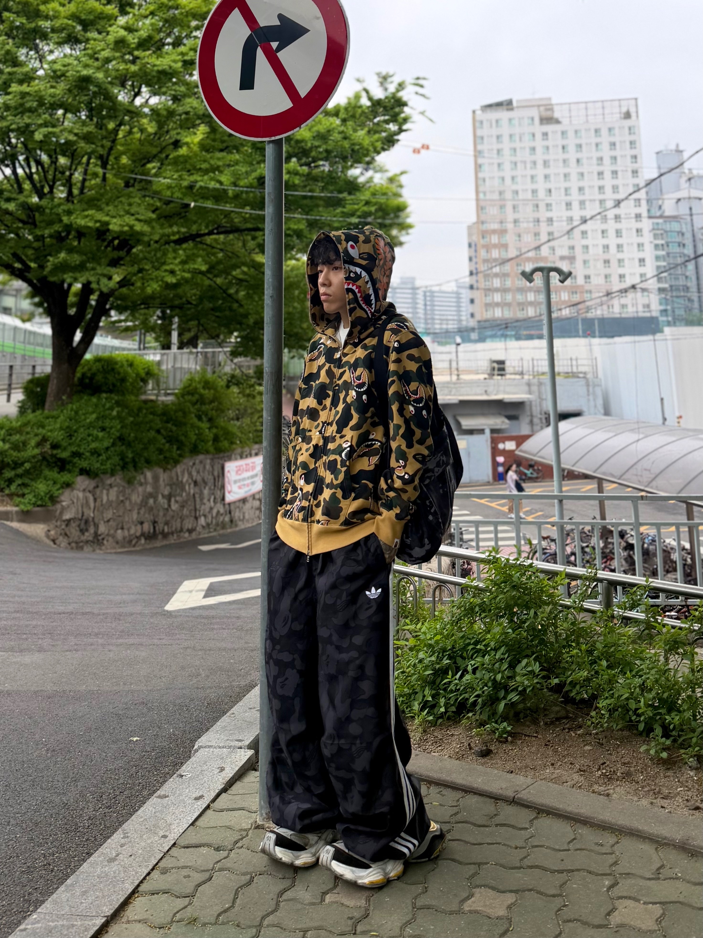 Adidas x BAPE Jacquard Pants Black - KR Sizing, Balenciaga Cargo Sneakers White Grey Orange Blue 착용 스타일 - 2
