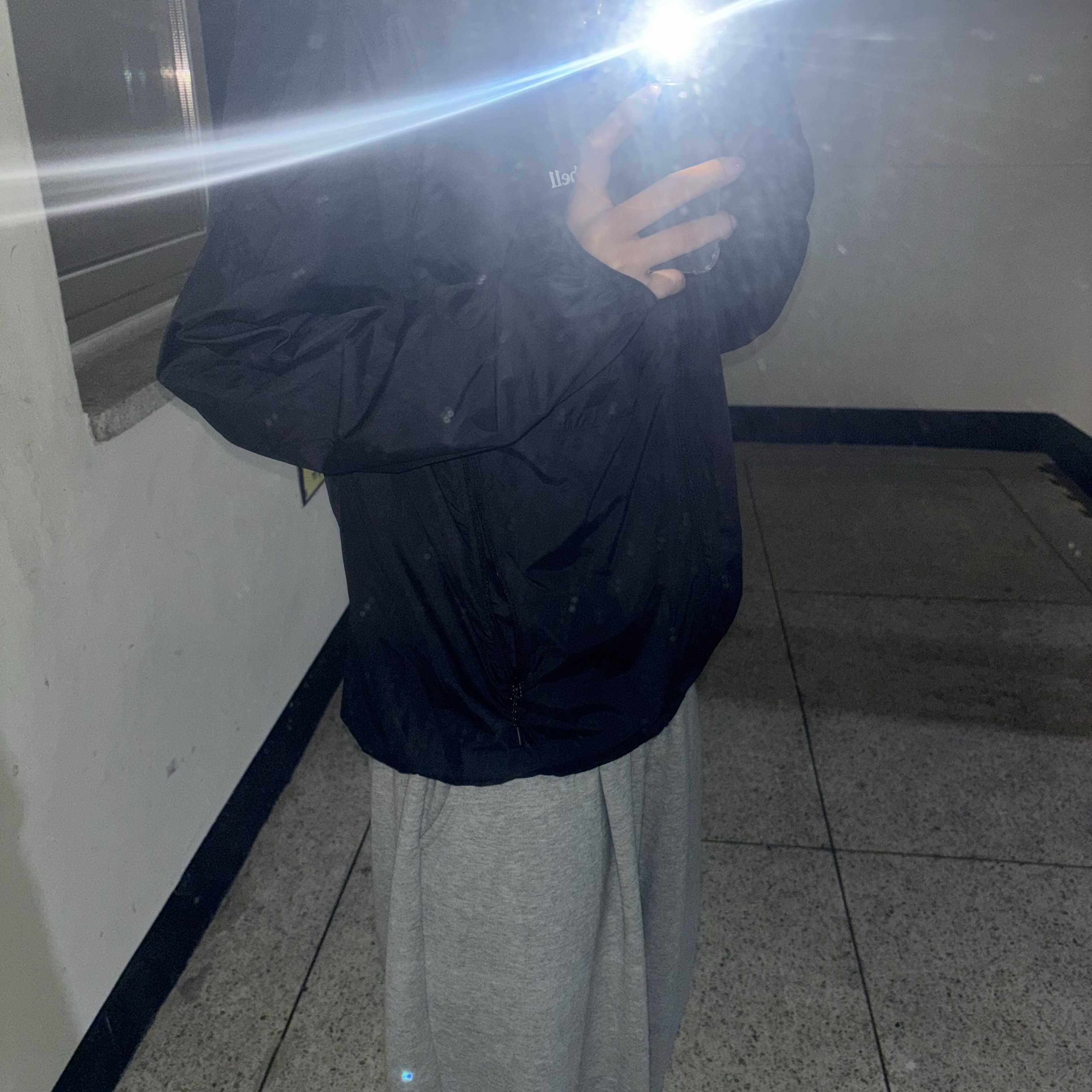 Montbell Wind Blast Hooded Jacket Black 착용 스타일 - 2