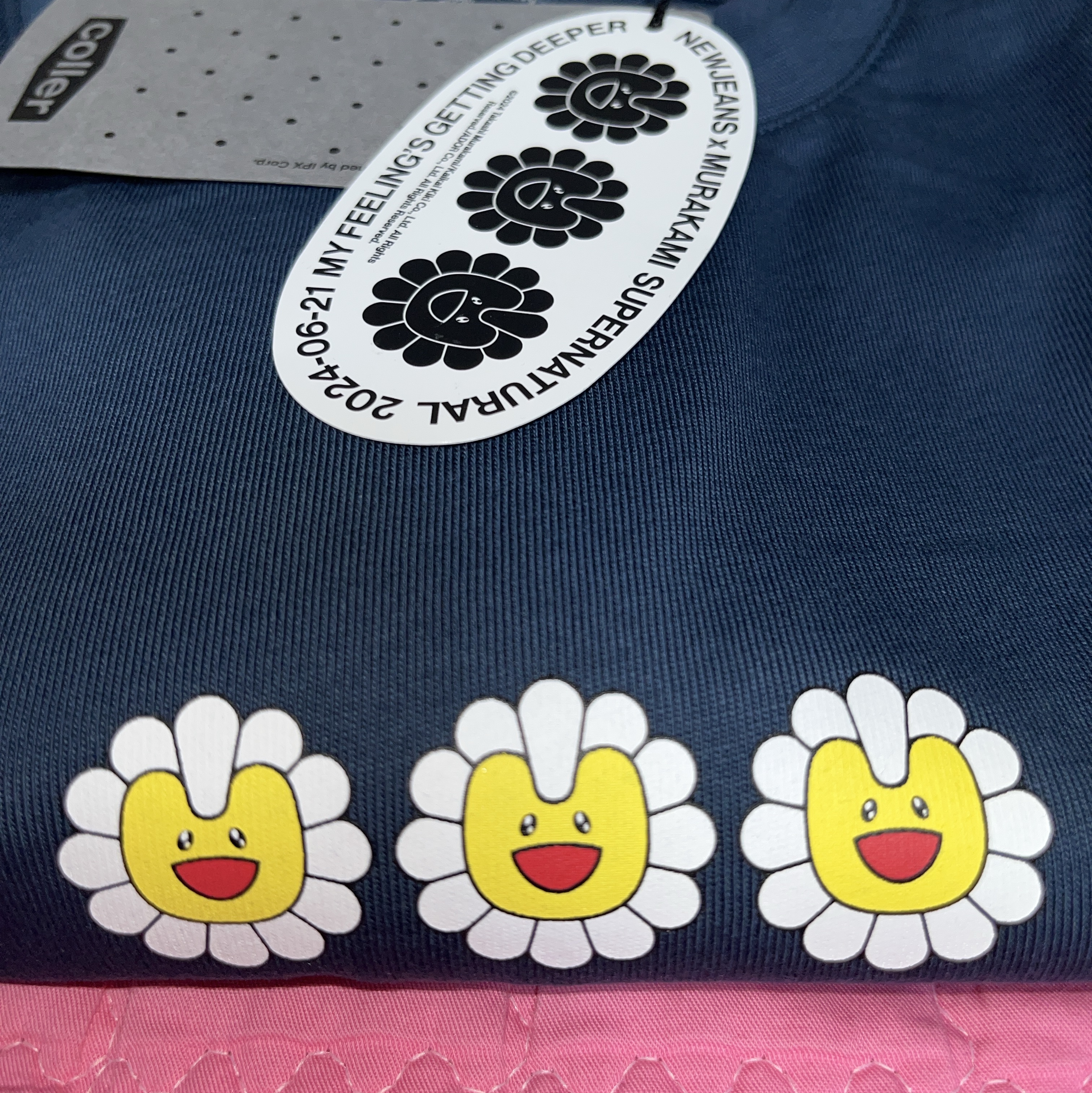NewJeans x Murakami T-Shirt Navy 착용 스타일