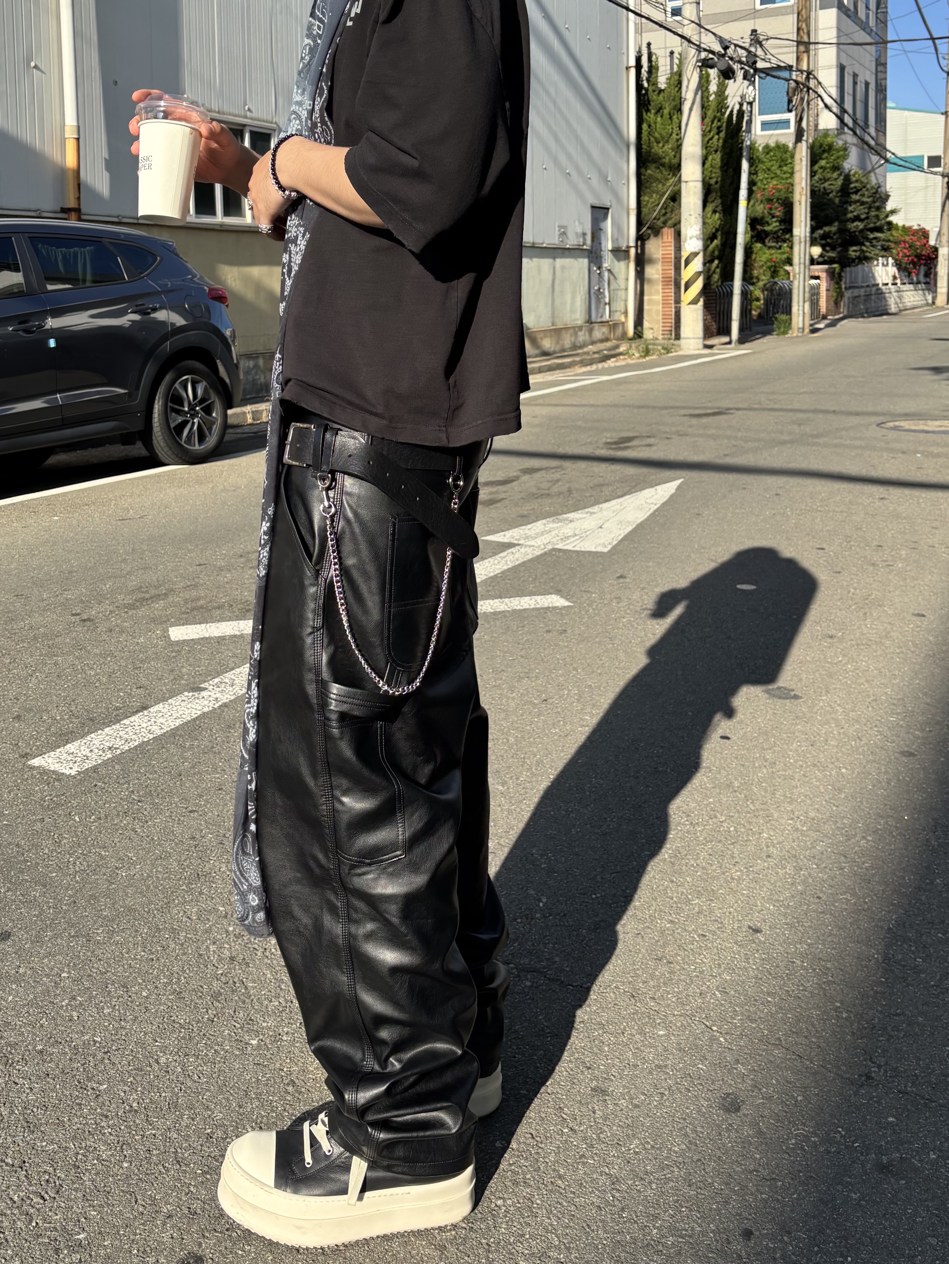 Rick Owens Mega Bumper Sneakers Black Milk, Wapworks Hardwork Crop T-Shirt Black 착용 스타일 - 4