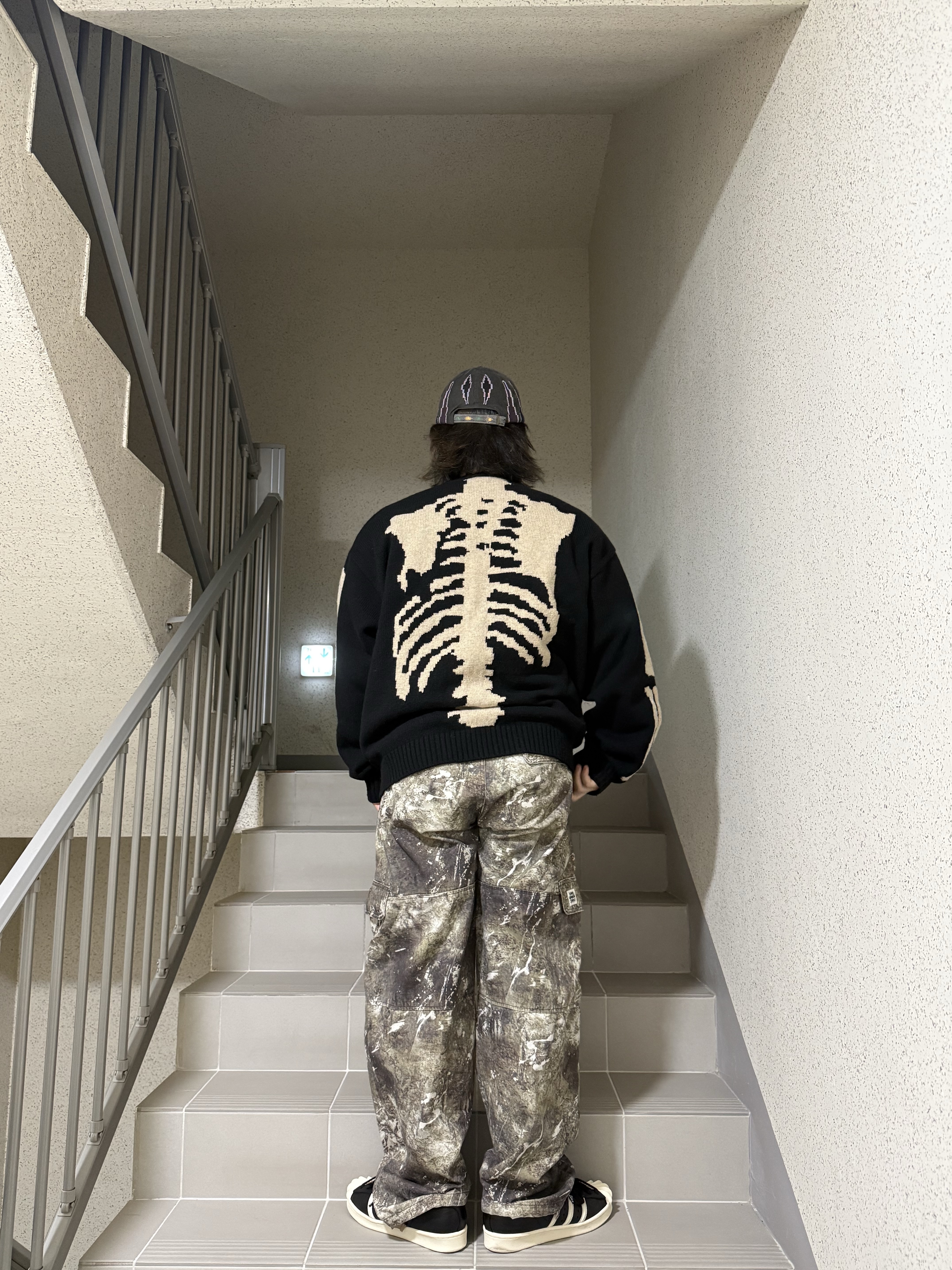 Adidas x Thug Club Superstar Vintage Core Black Cream White, Kapital 5G Wool Bone Crewneck Sweater Black 착용 스타일 - 5