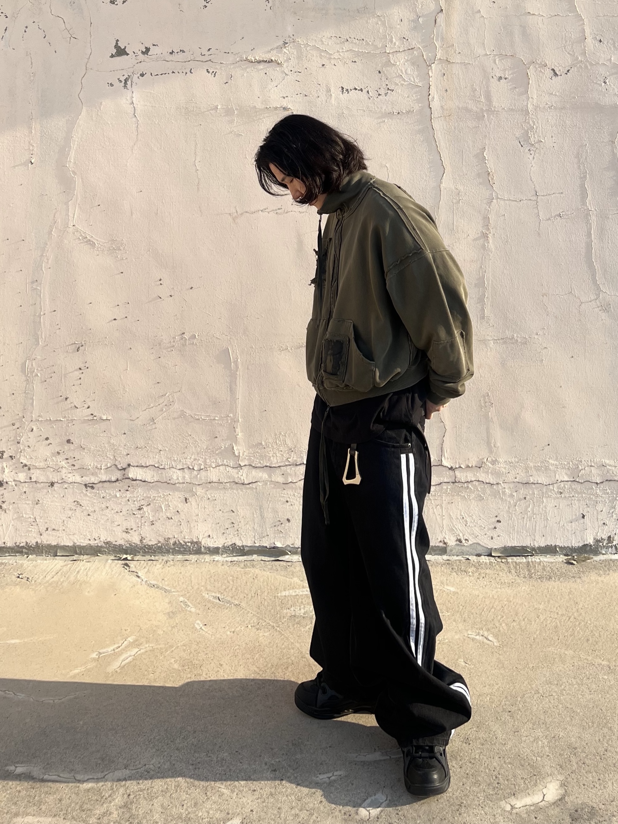 Undermycar Multi Patched Vintage Gaor Zip-Up Khaki - 25SS, Undermycar MU.128 Original Logo Cracked Leather Belt Silver / Black 착용 스타일 - 4