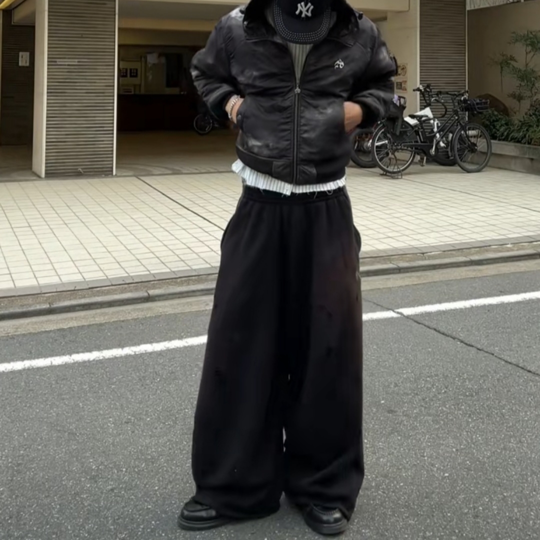 Needles x Studious H.D. 2 Tone Sweatpants Black 착용 스타일