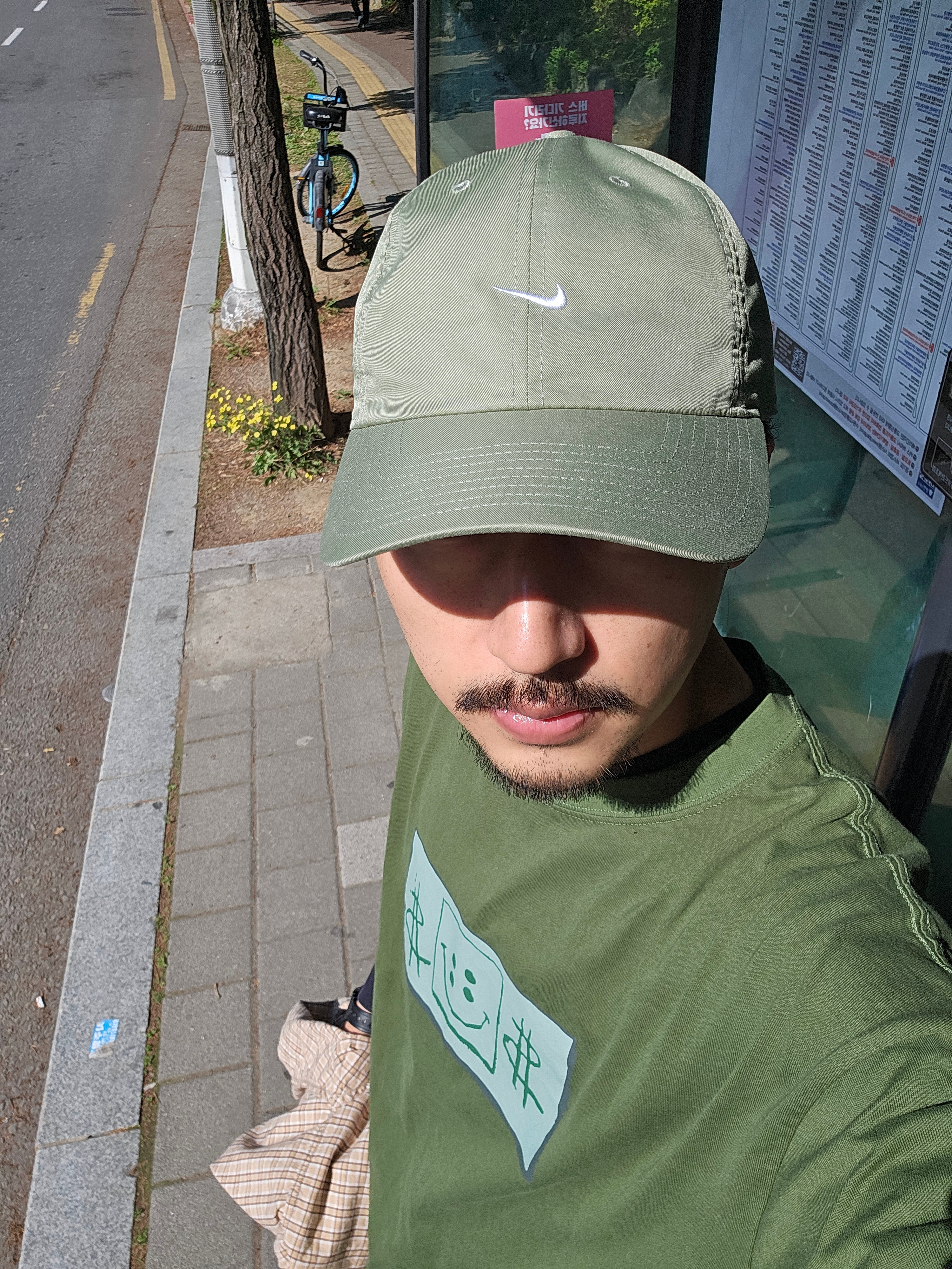 Uniqlo UT x CPFM x SpongeBob Graphic T-Shirt B Olive - JP, Levi's x Jordan Baggy Jean Black 착용 스타일 - 3
