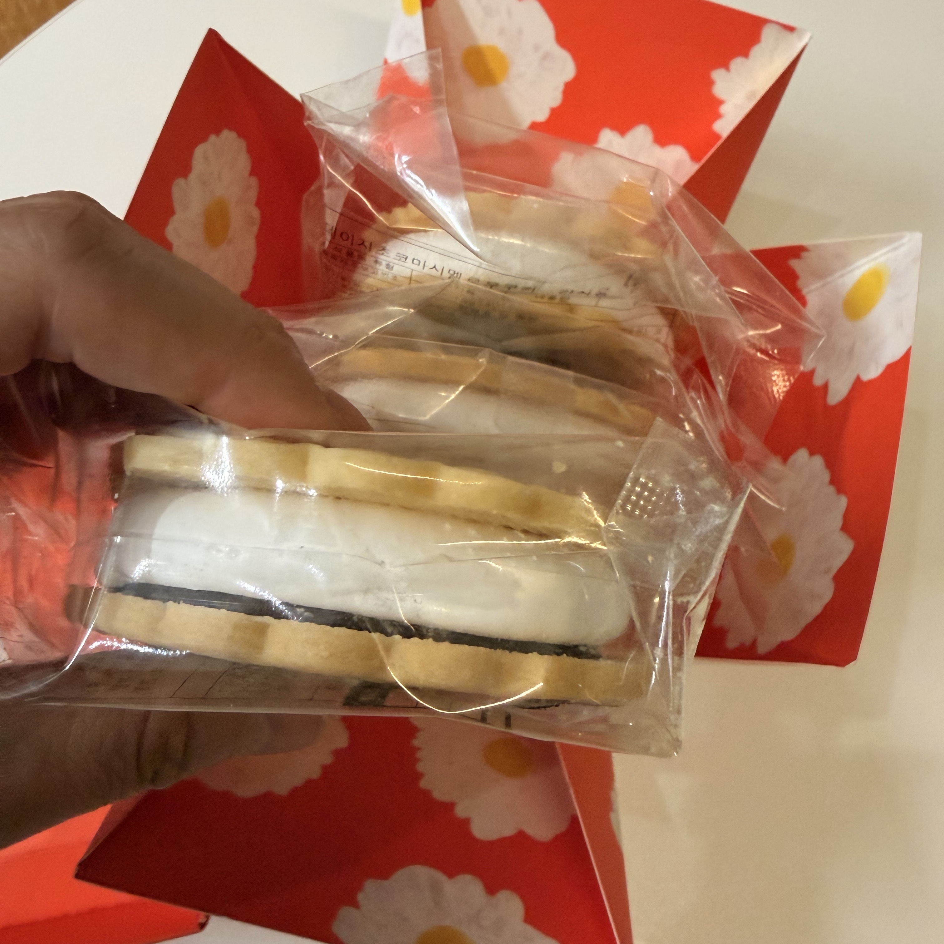 [KREAM 단독] DORÉ DORÉ Daisy Chocolate Marshmallow Cookie Set 착용 스타일 - 2