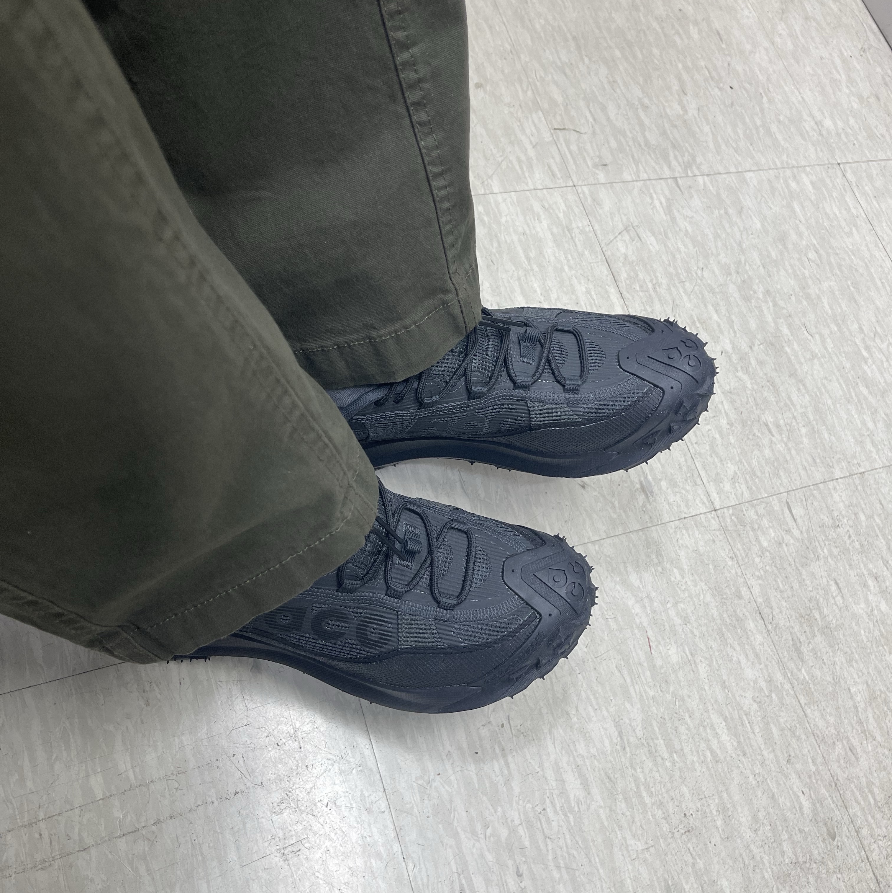 Nike ACG Mountain Fly 2 Low Gore-Tex Black and Dark Smoke Grey 착용 스타일 - 3