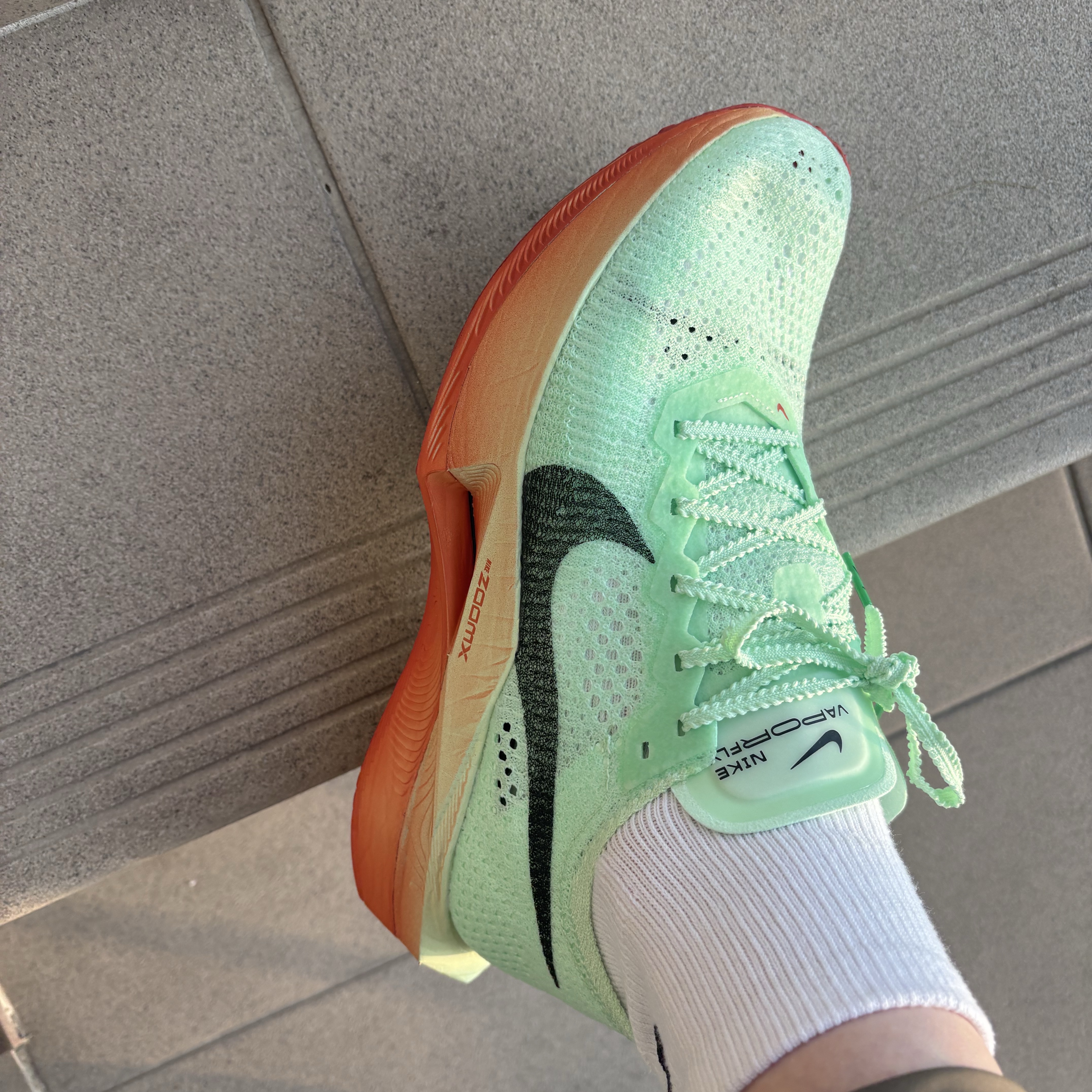 Nike ZoomX Vaporfly Next% 3 Vapor Green Dragon Red 착용 스타일 - 2