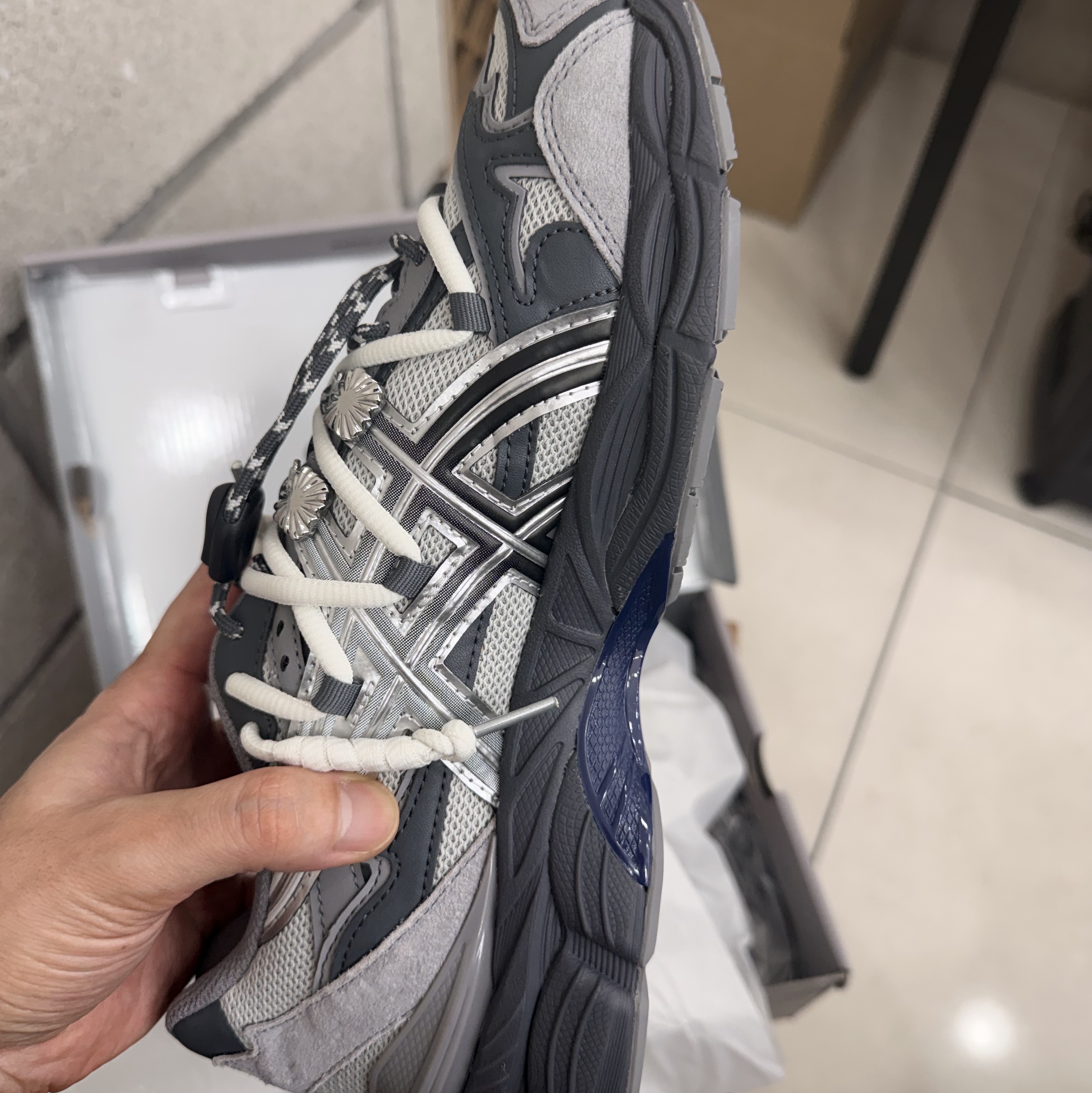 Asics x Toga Gel-Cumulus 16 TG Grey Black Pure Silver, Asics Gel-Nimbus 10.1 Piedmont Grey Pure Silver 착용 스타일 - 2