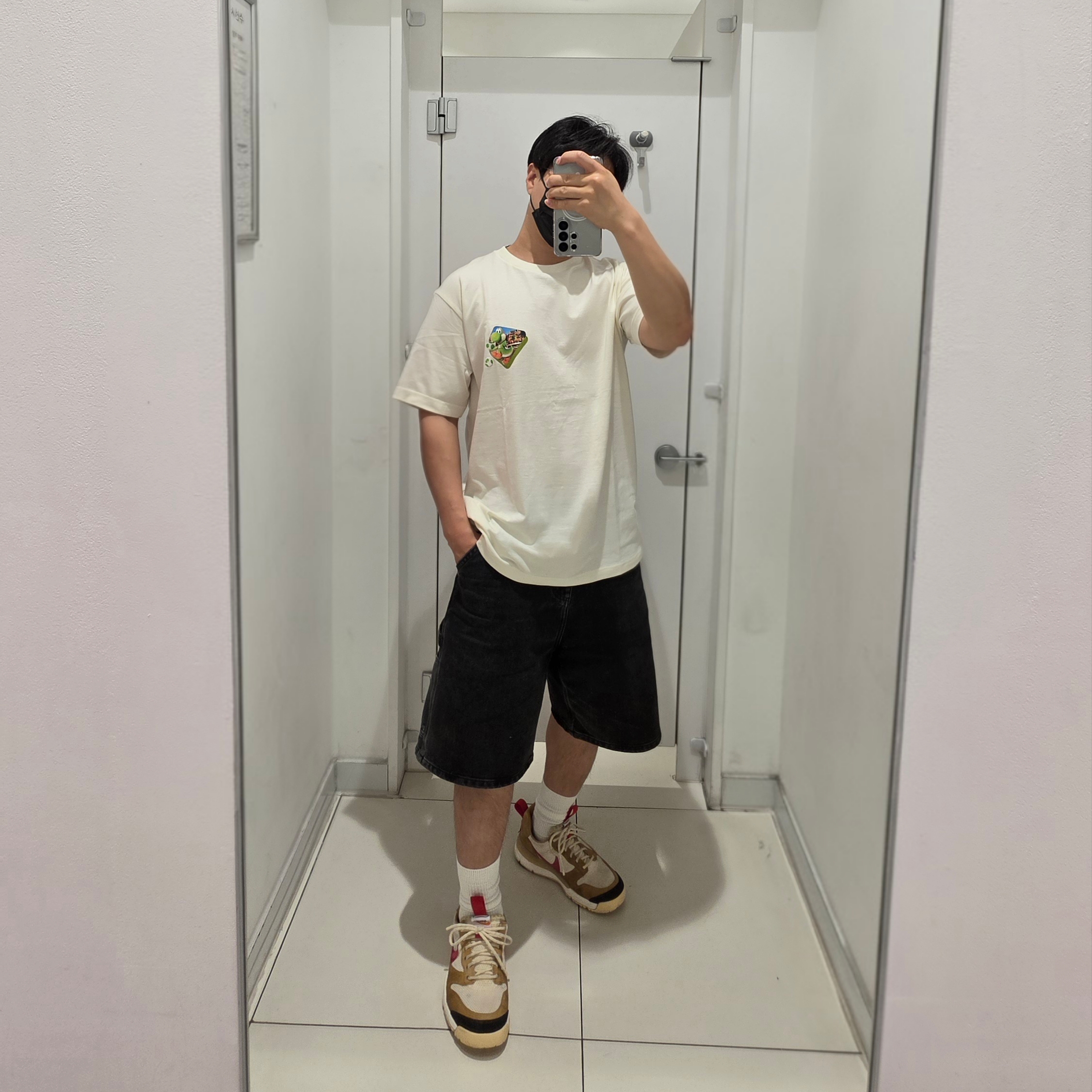 Uniqlo UT x Mario Movie Graphic T-Shirt D Off White 착용 스타일
