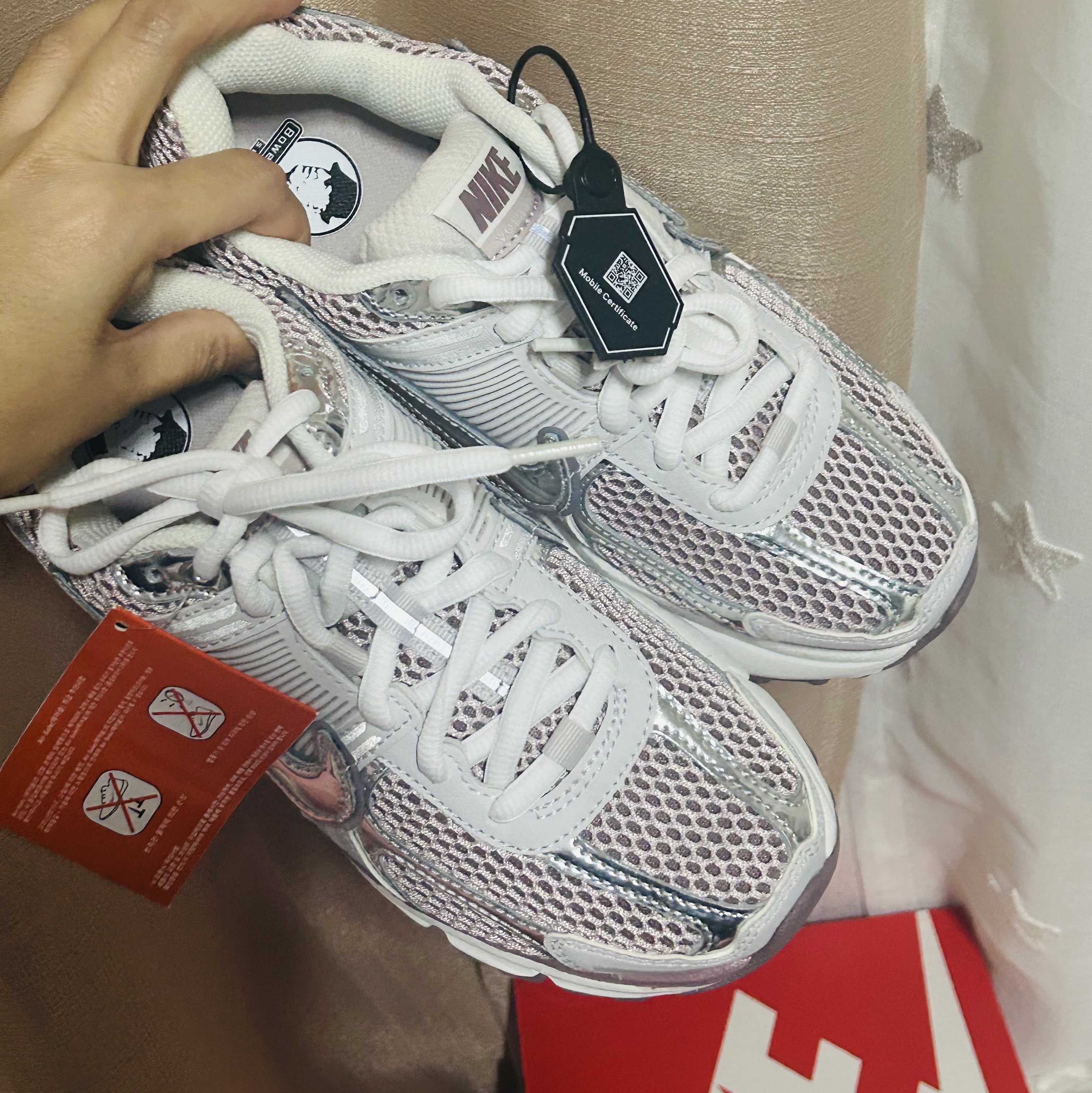 (W) Nike Zoom Vomero 5 Metallic Silver Platinum Violet 착용 스타일 - 1