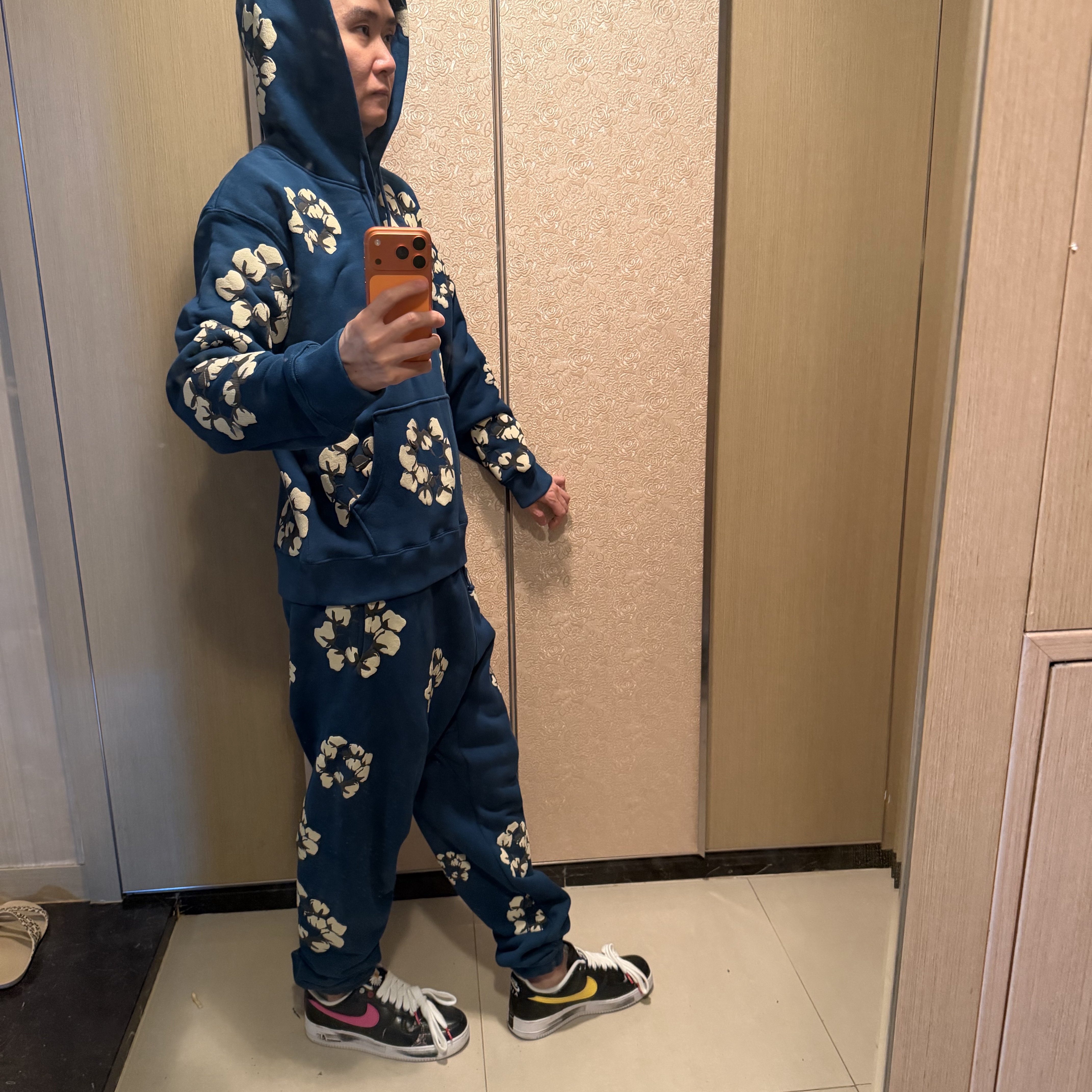 Denim Tears x Cactus Plant Flea Market Wreath Hoodie Navy 착용 스타일 - 3