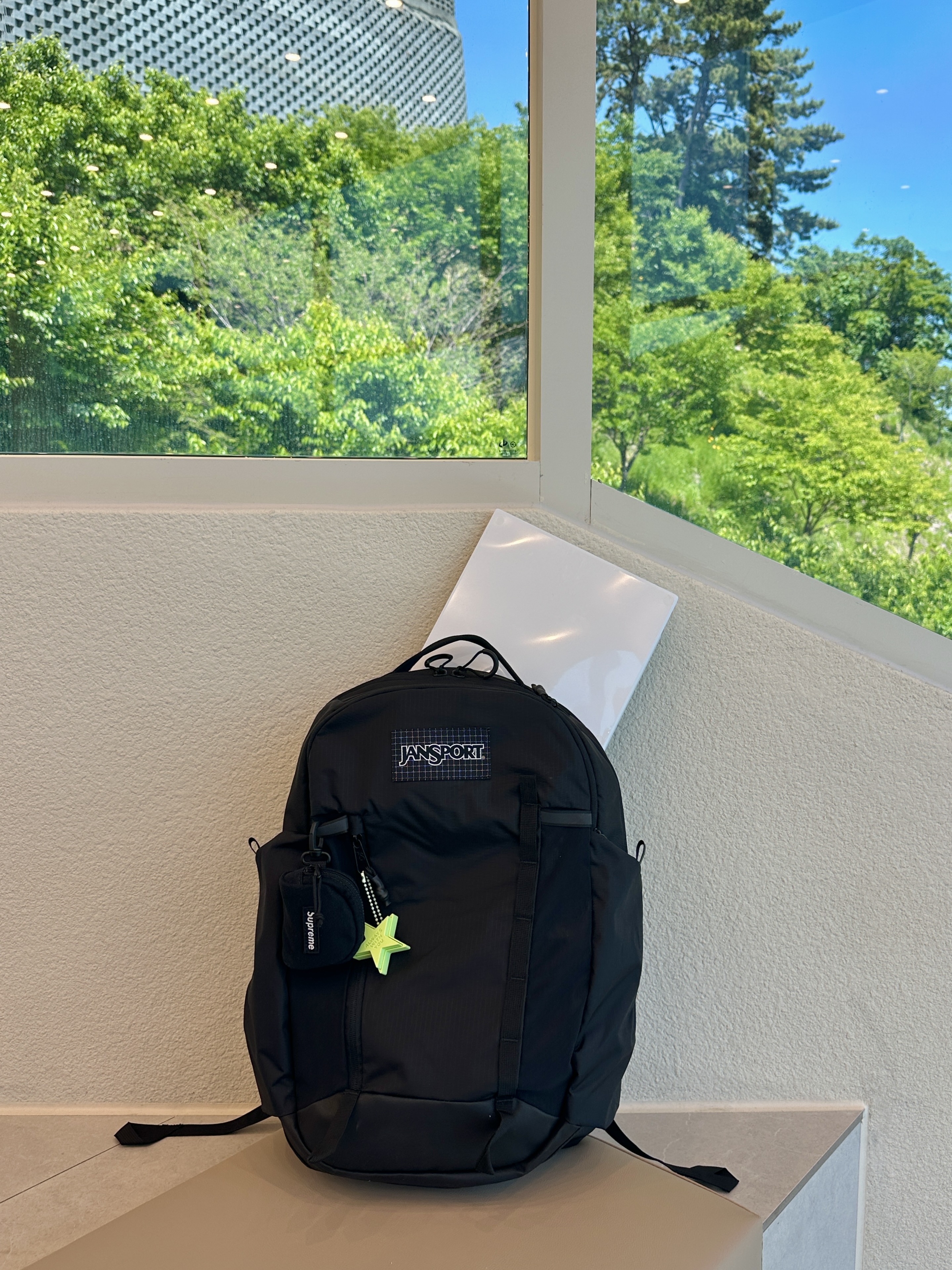 Jansport All Around Pack 28L Black 착용 스타일 - 3