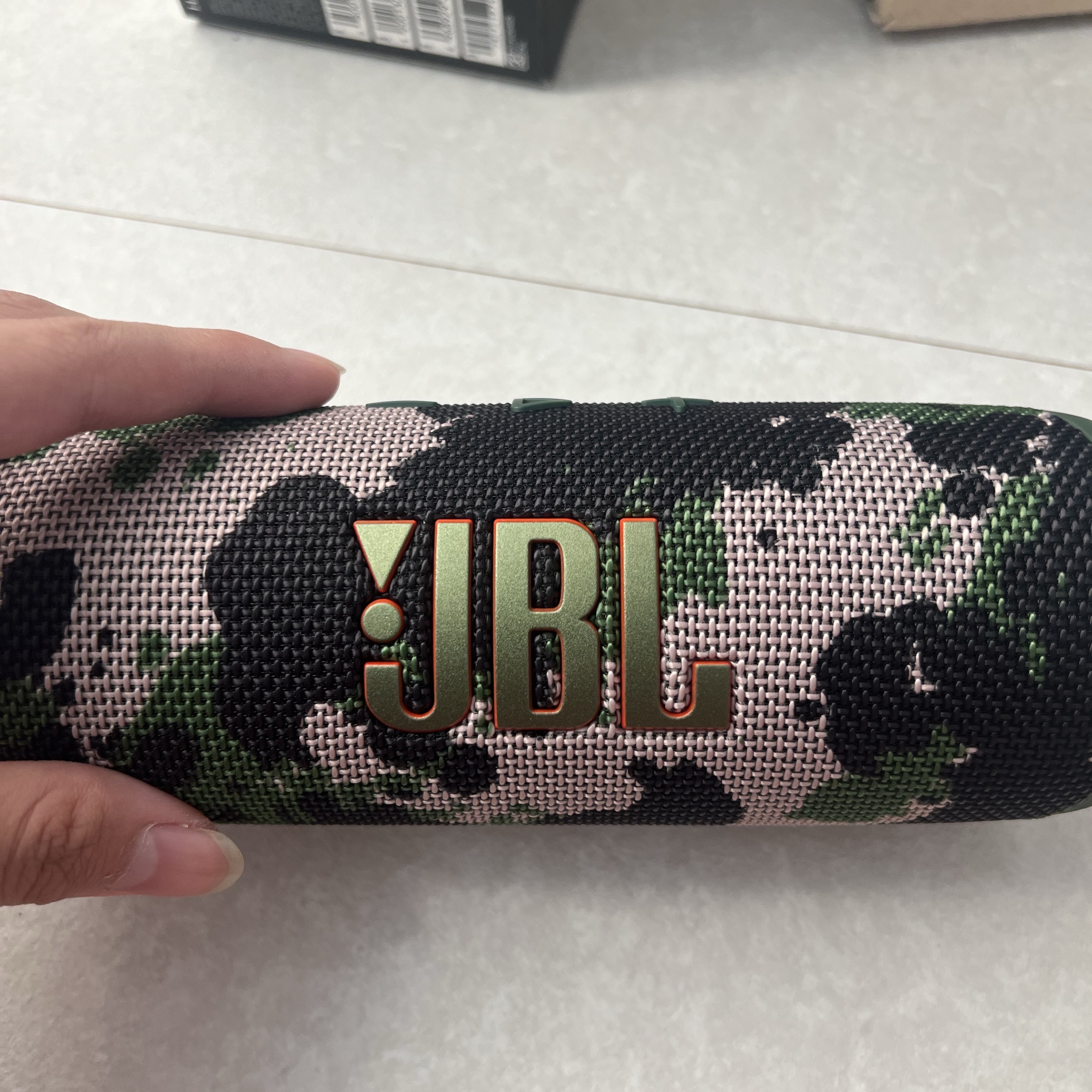 JBL Flip 7 Portable Bluetooth Speaker 착용 스타일