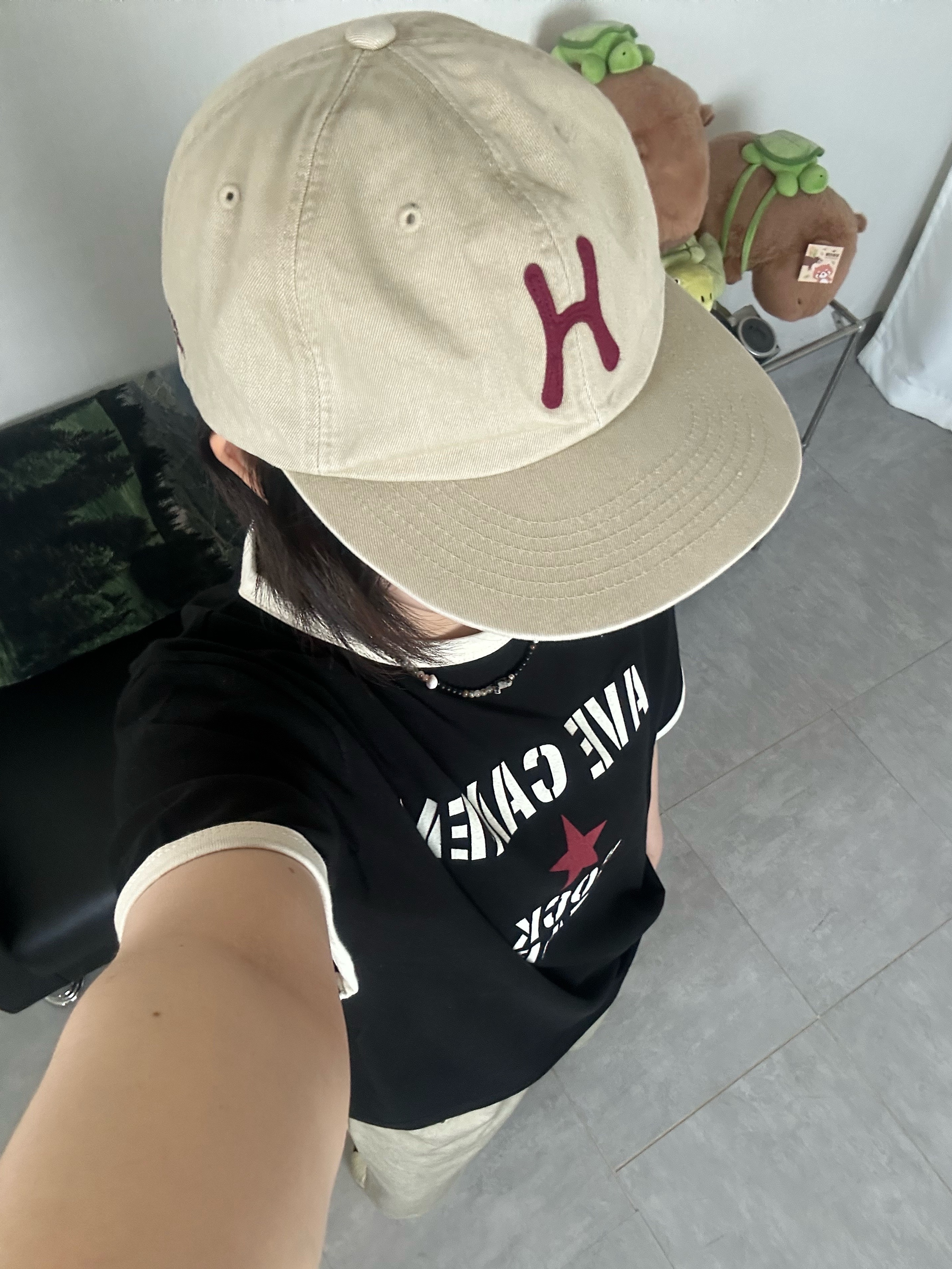 Hello Sunrise H Logo Cotton Relaxed Fit 6Panel Cap Beige 착용 스타일 - 1