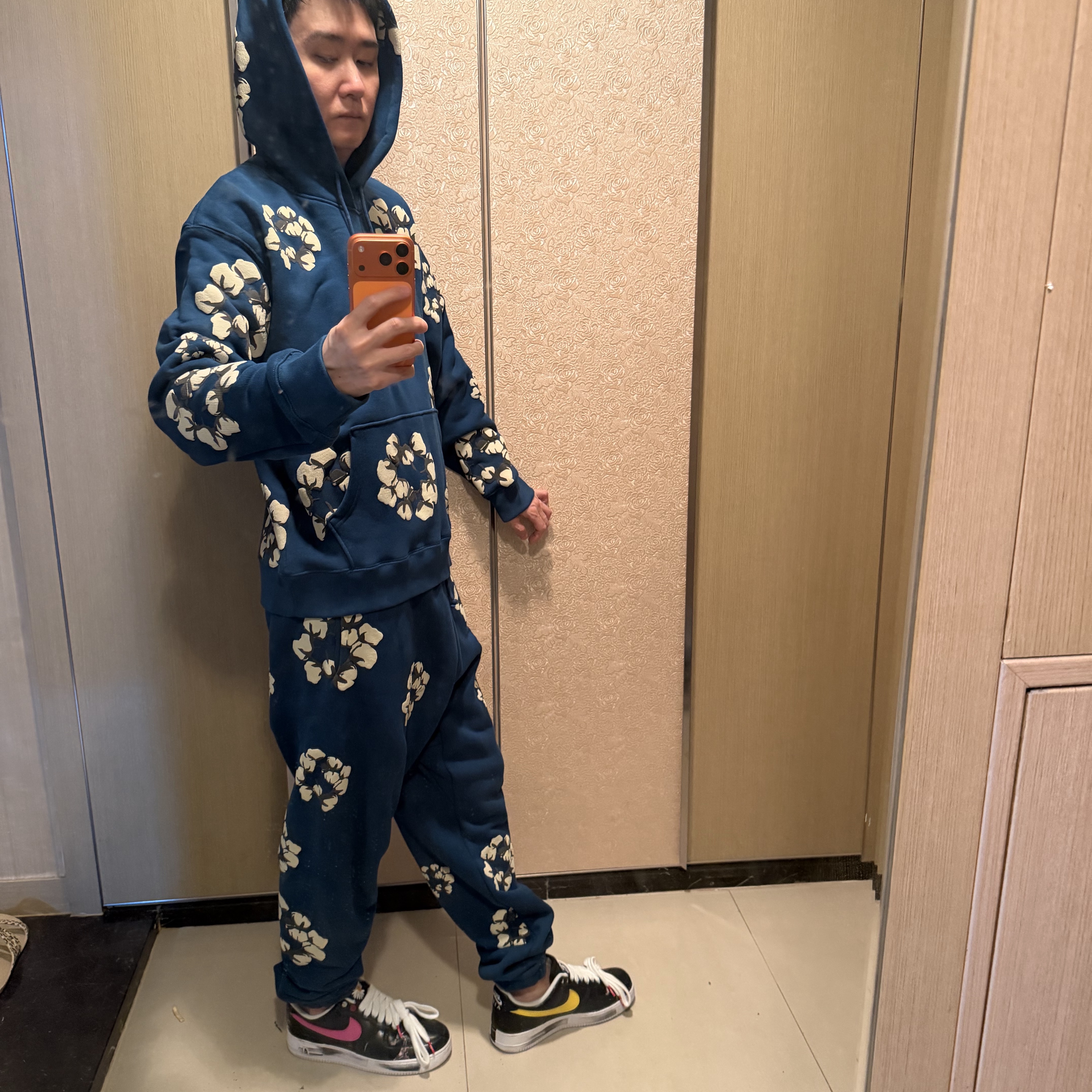 Denim Tears x Cactus Plant Flea Market Wreath Hoodie Navy 착용 스타일 - 2