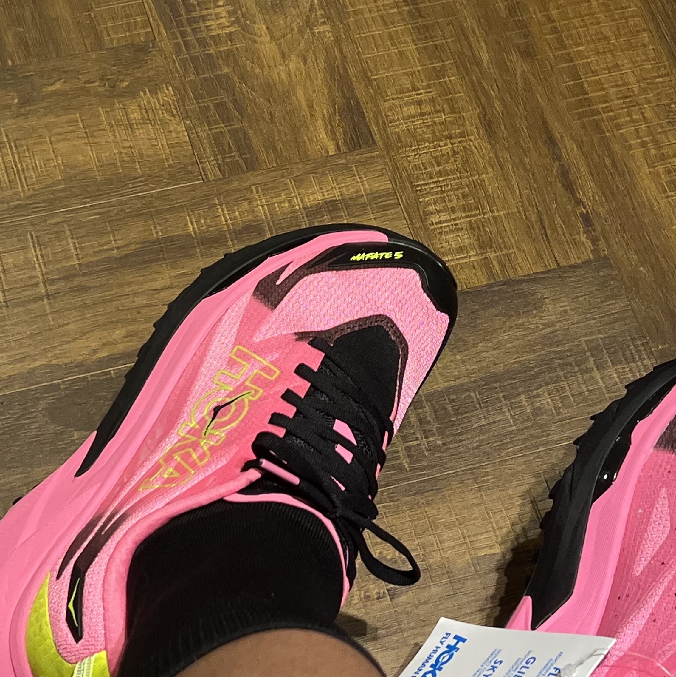 Hoka Mafate 5 Neon Rose Black 착용 스타일 - 2