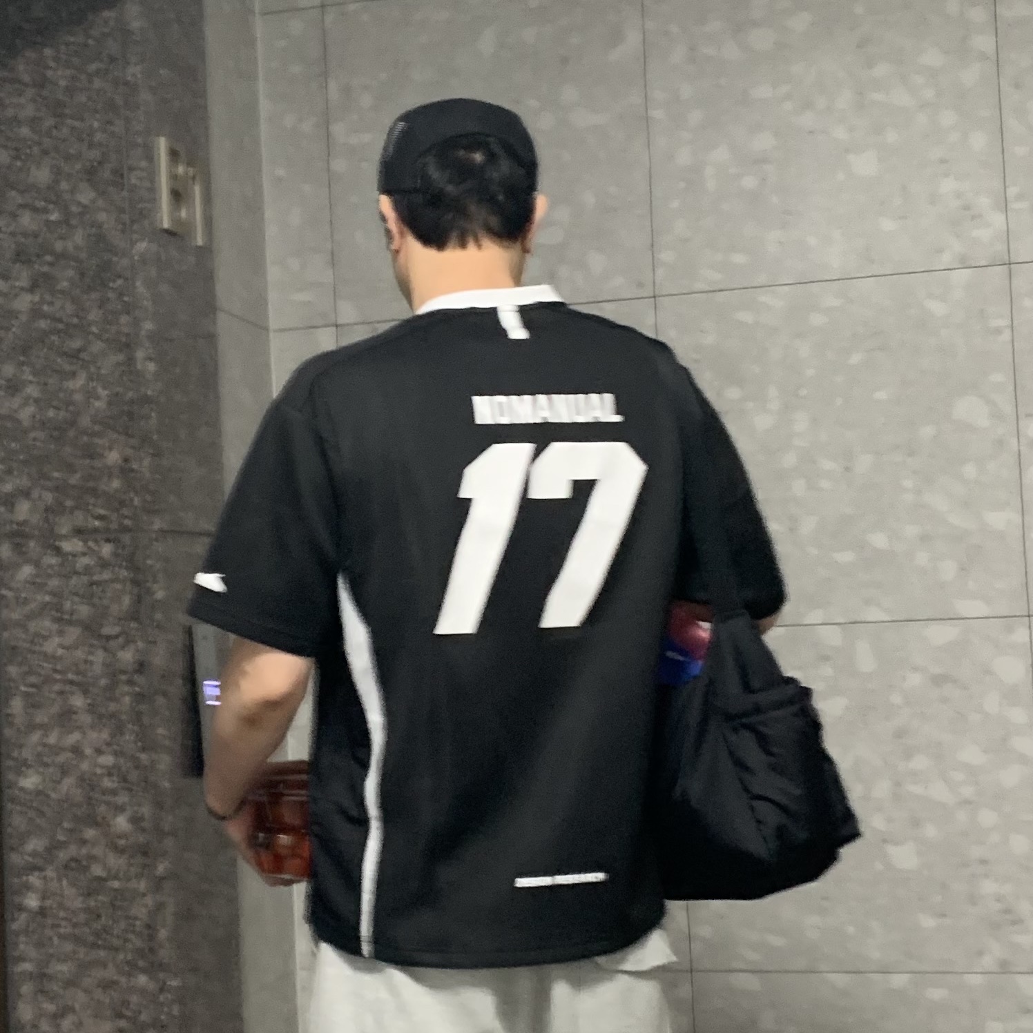 NOMANUAL 17 Mesh Block Football Jersey Black 착용 스타일