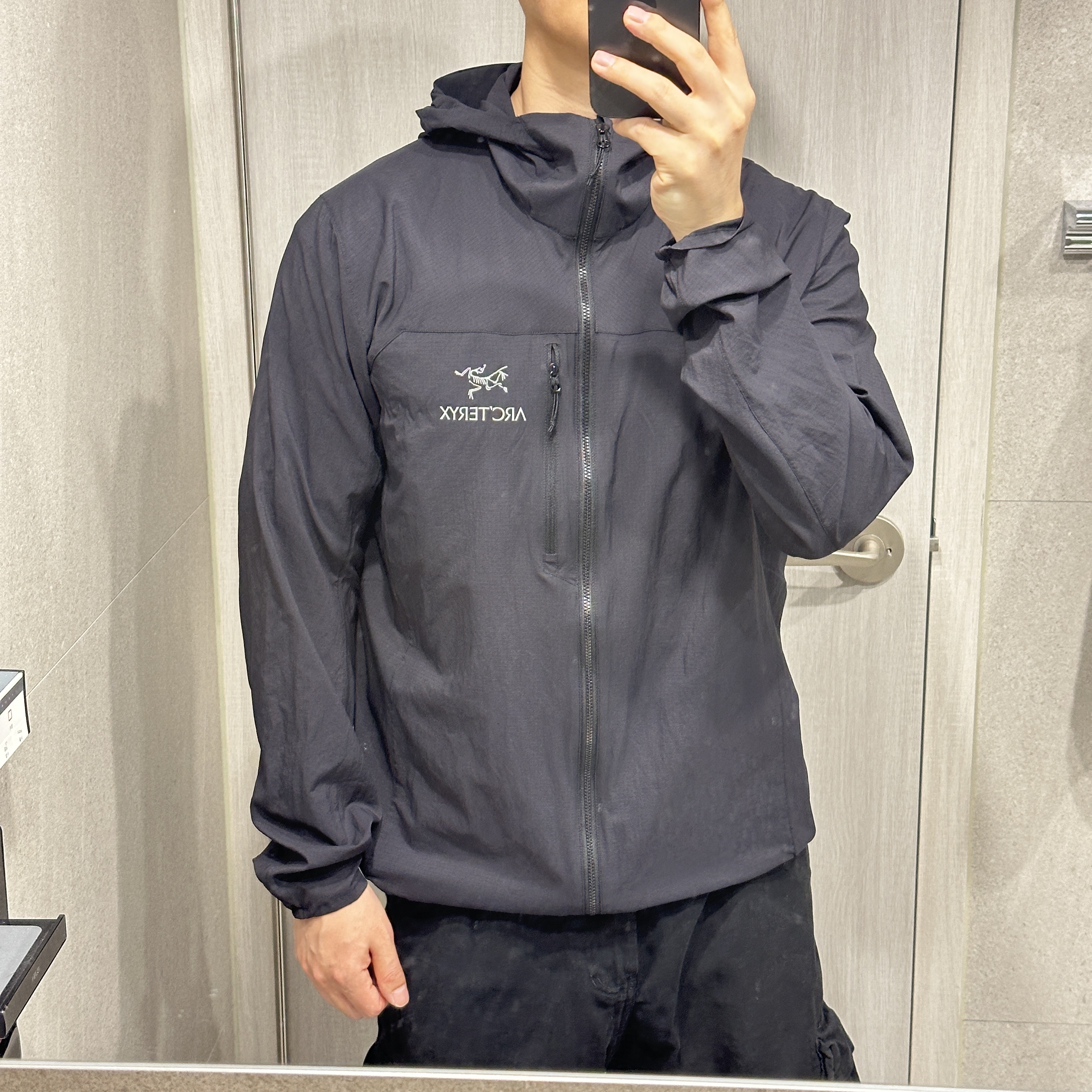 Arc'teryx Squamish Hoody Sea Salt, Arc'teryx Squamish Hoody Black 착용 스타일 - 3