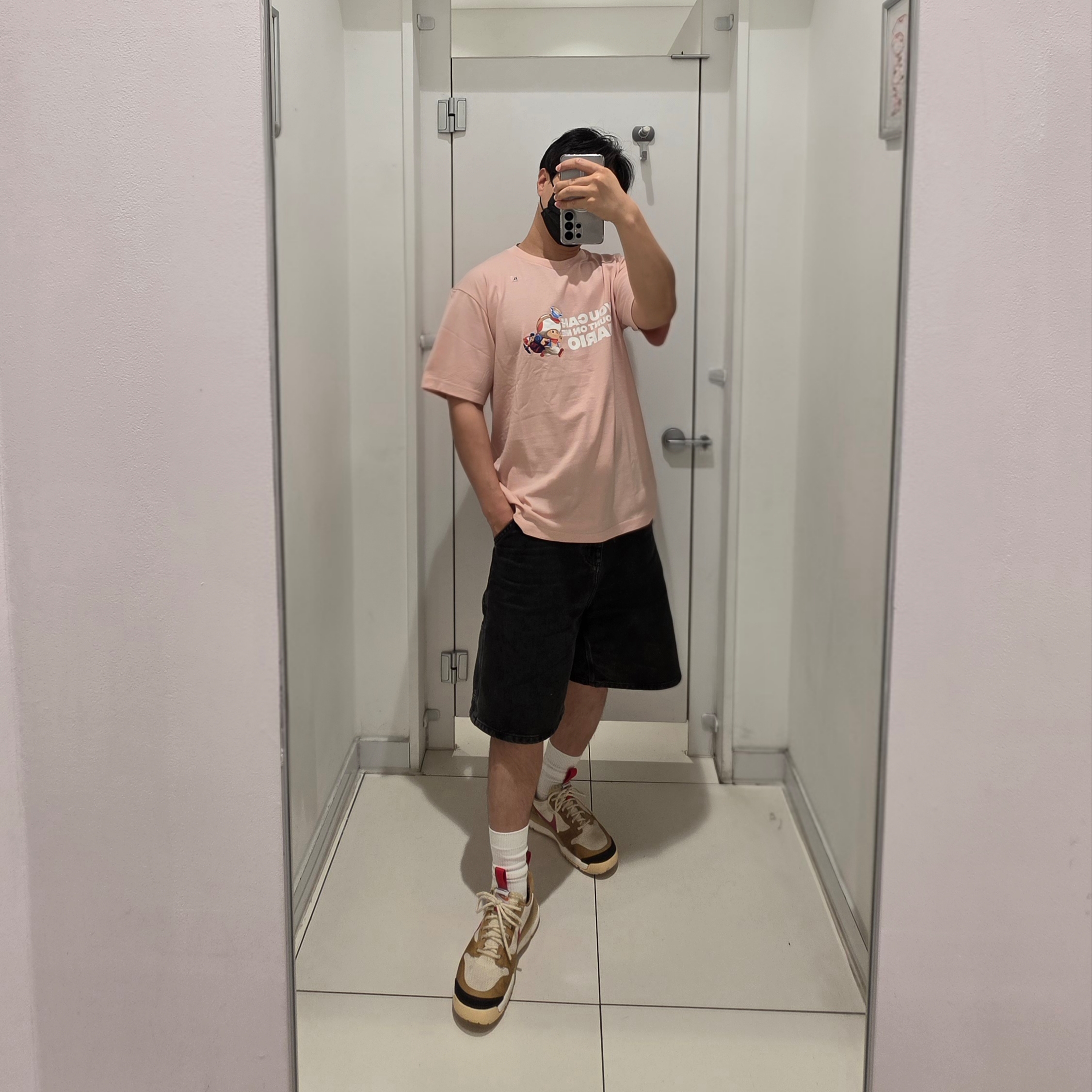 Uniqlo UT x Mario Movie Graphic T-Shirt C Pink 착용 스타일