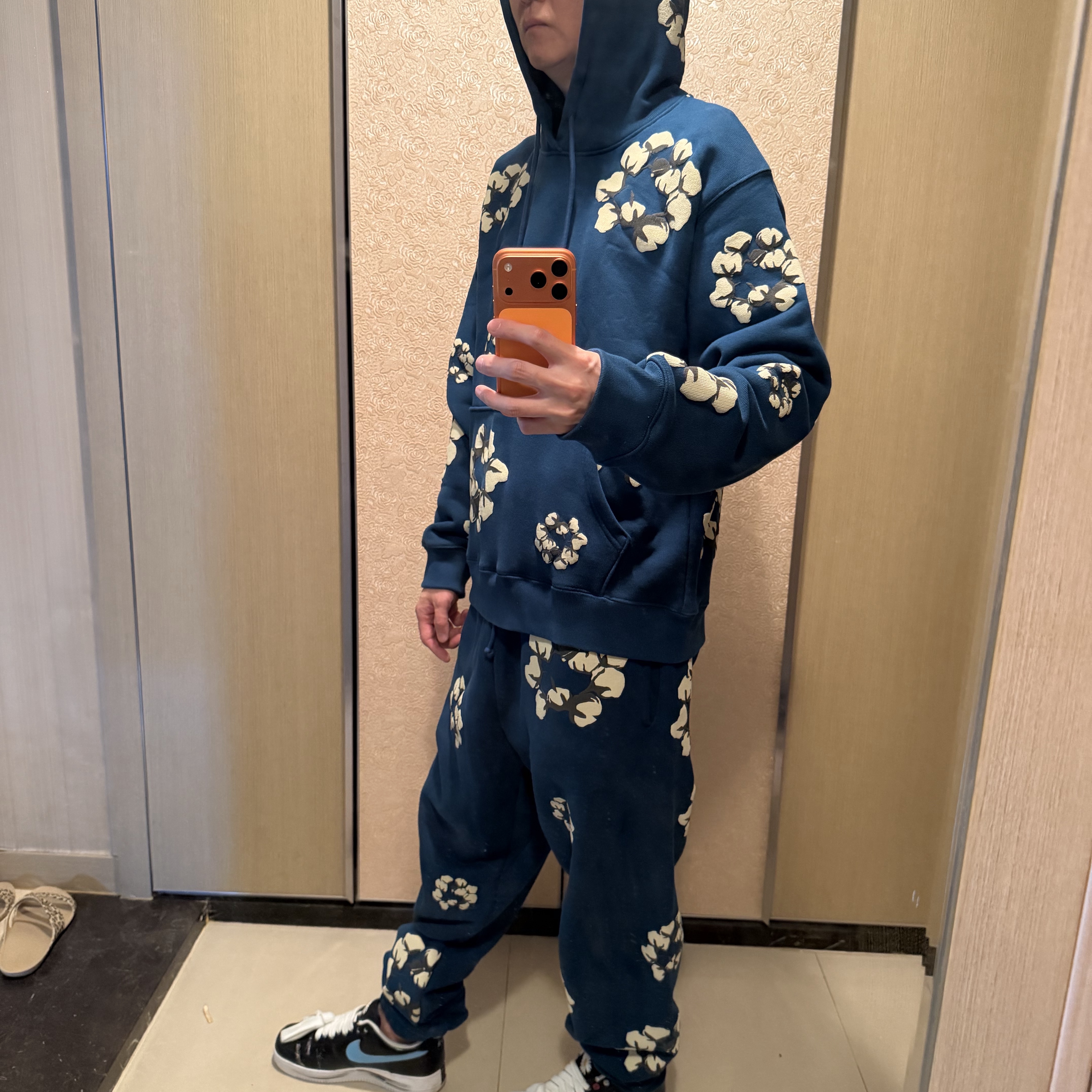 Denim Tears x Cactus Plant Flea Market Wreath Hoodie Navy 착용 스타일 - 4